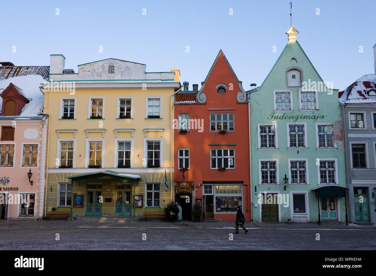 Mittelalterliche Marktplatz (Raekoja Plats), Altstadt, Talllinn, Estland: eine Linie von Häusern alte Kaufmannshäuser Stockfoto