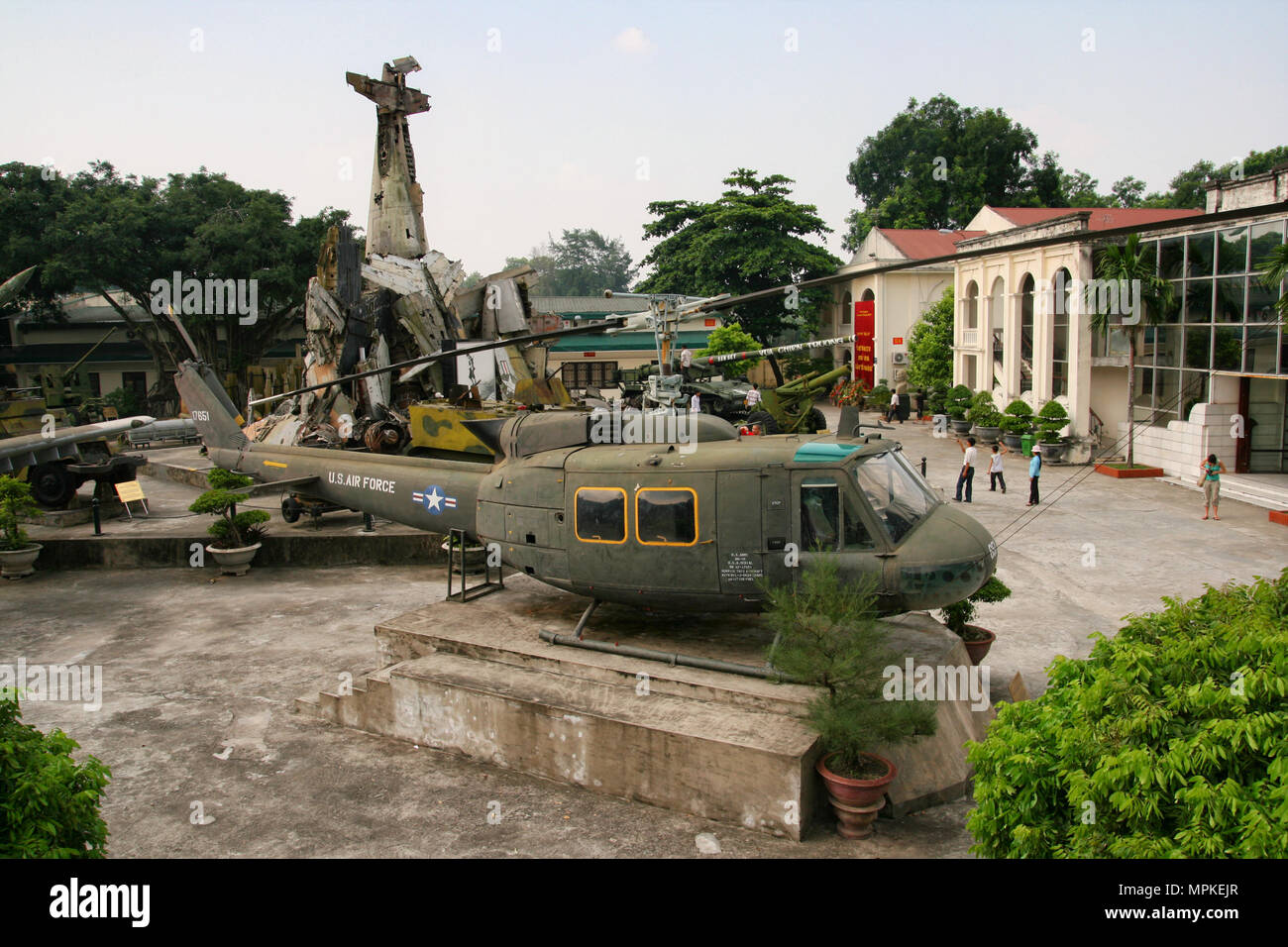 HANOI, VIETNAM - Sep 2, 2009: Amerikanische UH-1 Huey Hubschrauber steht in Hanoi War Museum, dahinter ein Haufen von amerikanischen Flugzeugen nach unten gedreht. Stockfoto