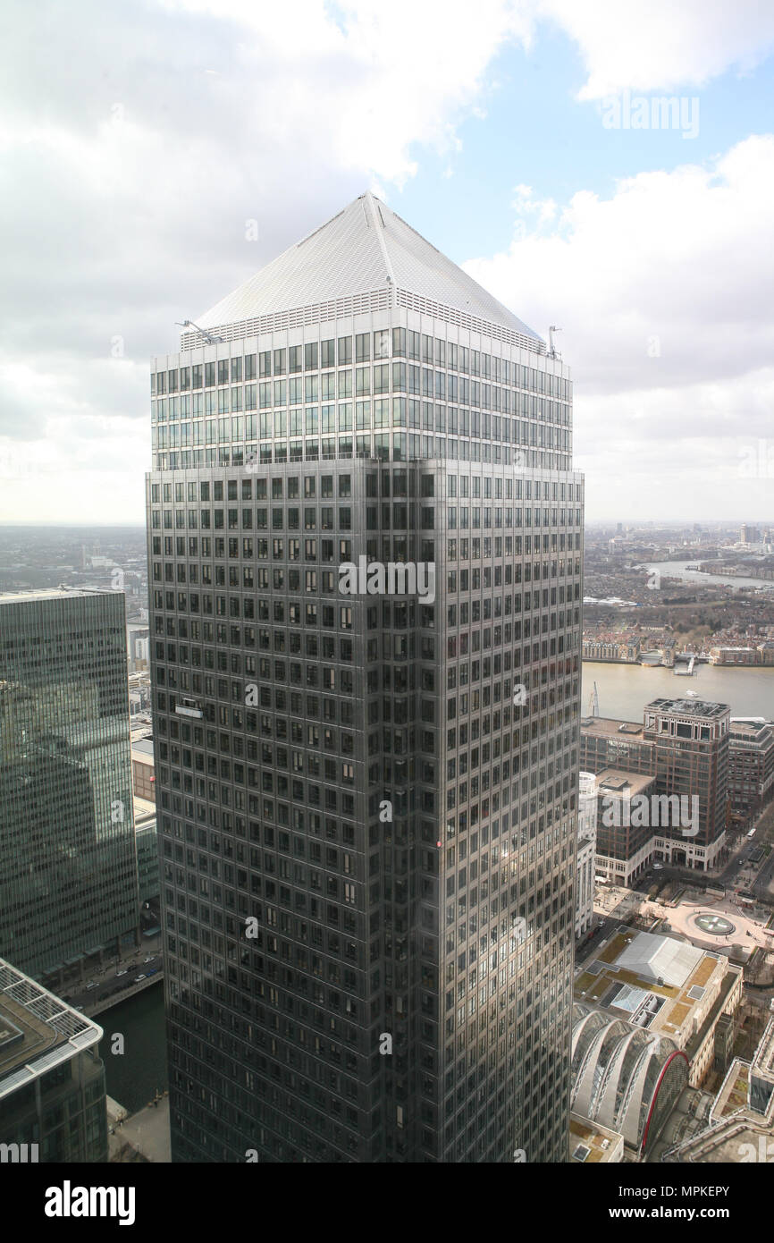 One Canada Square, Canary Wharf Tower oder einfach Canary Wharf, ist ein Wolkenkratzer in Canary Wharf, London. Es ist das zweithöchste Gebäude im Vereinigten Königreich bei 774 Fuß (236 m) über dem Boden, mit 50 Stockwerken. Das Gebäude wurde von Cesar Pelli als Lead Architekt entworfen Stockfoto