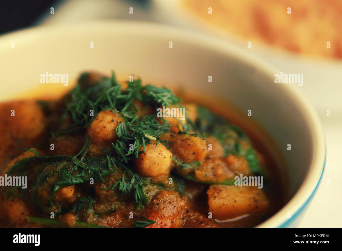 Einfache Gemüsesuppe. Europäische Küche. Kichererbsen, Kartoffeln und Karotten. Ökologische Lebensmittel. Vegane Gerichte. Vegetarisches Mittagessen. Stockfoto