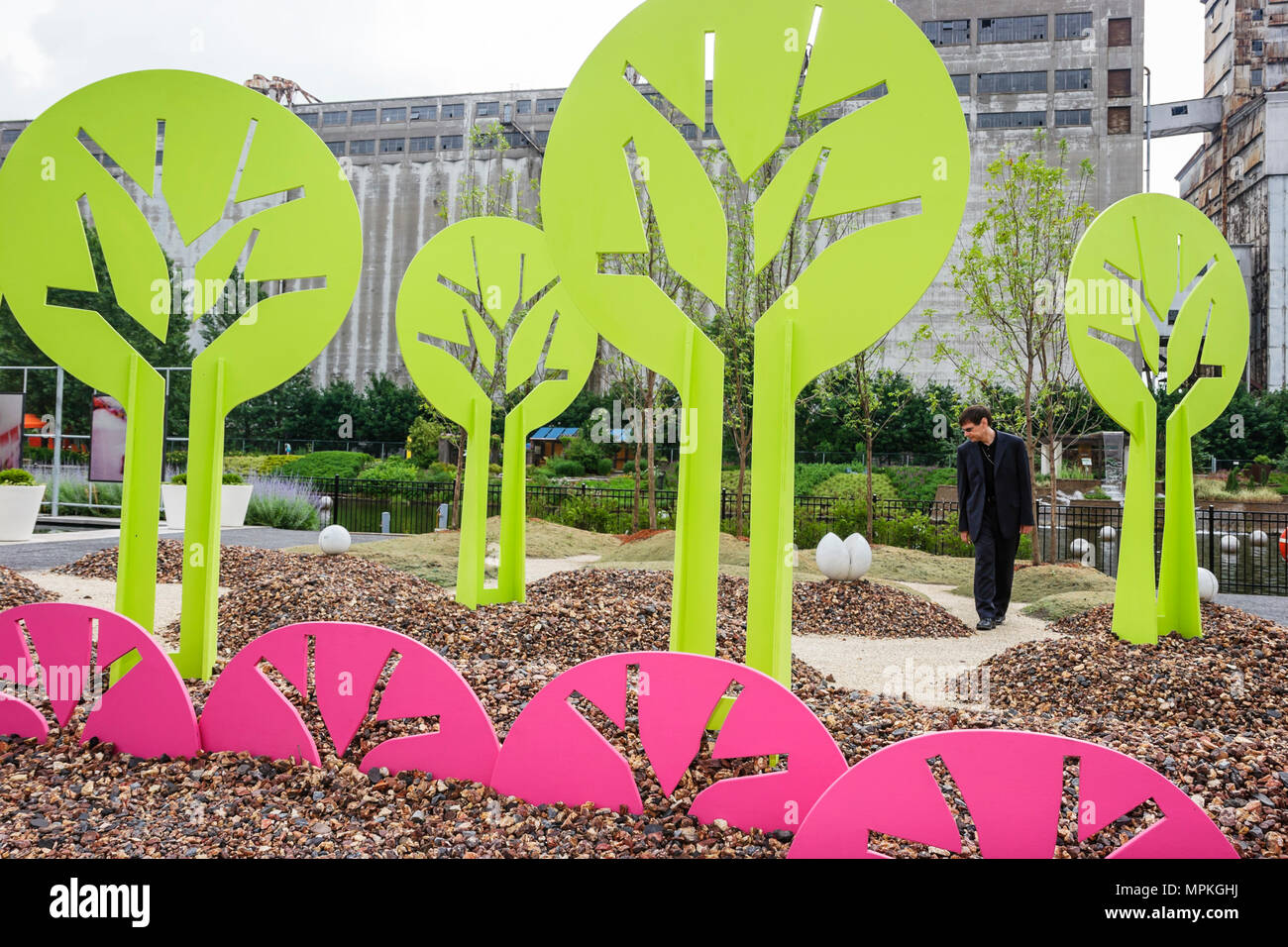 Montreal Kanada, Provinz Quebec, Internationales Flora Montreal Garden Festival, Festivals Messe, Kunst, Künstler, Metallbaumskulptur, Steine, Kanada070705022 Stockfoto