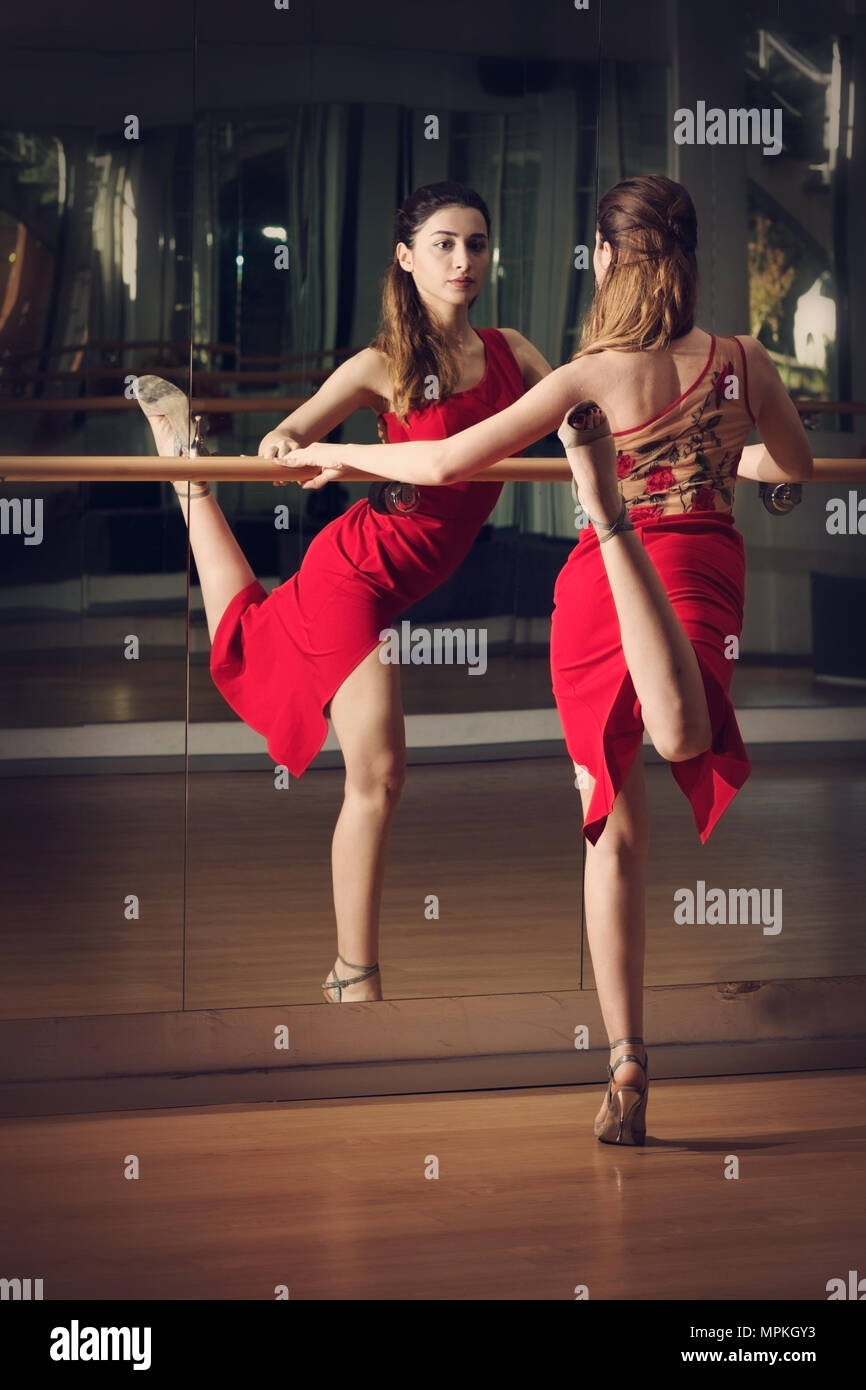 Junge Frau im roten Kleid Tango tanzen, Istanbul Stockfotografie - Alamy