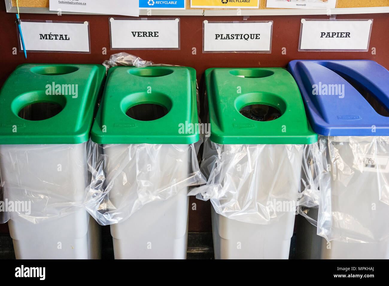Montreal Kanada, Provinz Quebec, National Circus School, Campus, Recycling, Kunststoff, Papier, Metall, Glas, Container, Kanada070705139 Stockfoto