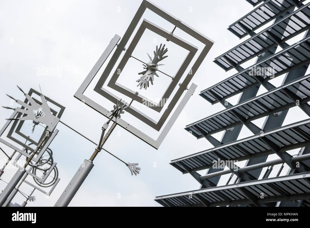 Montreal Kanada, Provinz Quebec, National Circus School, Campus, Kunst, Künstler, Skulptur, Eingang, Vorderseite, Kanada070705140 Stockfoto