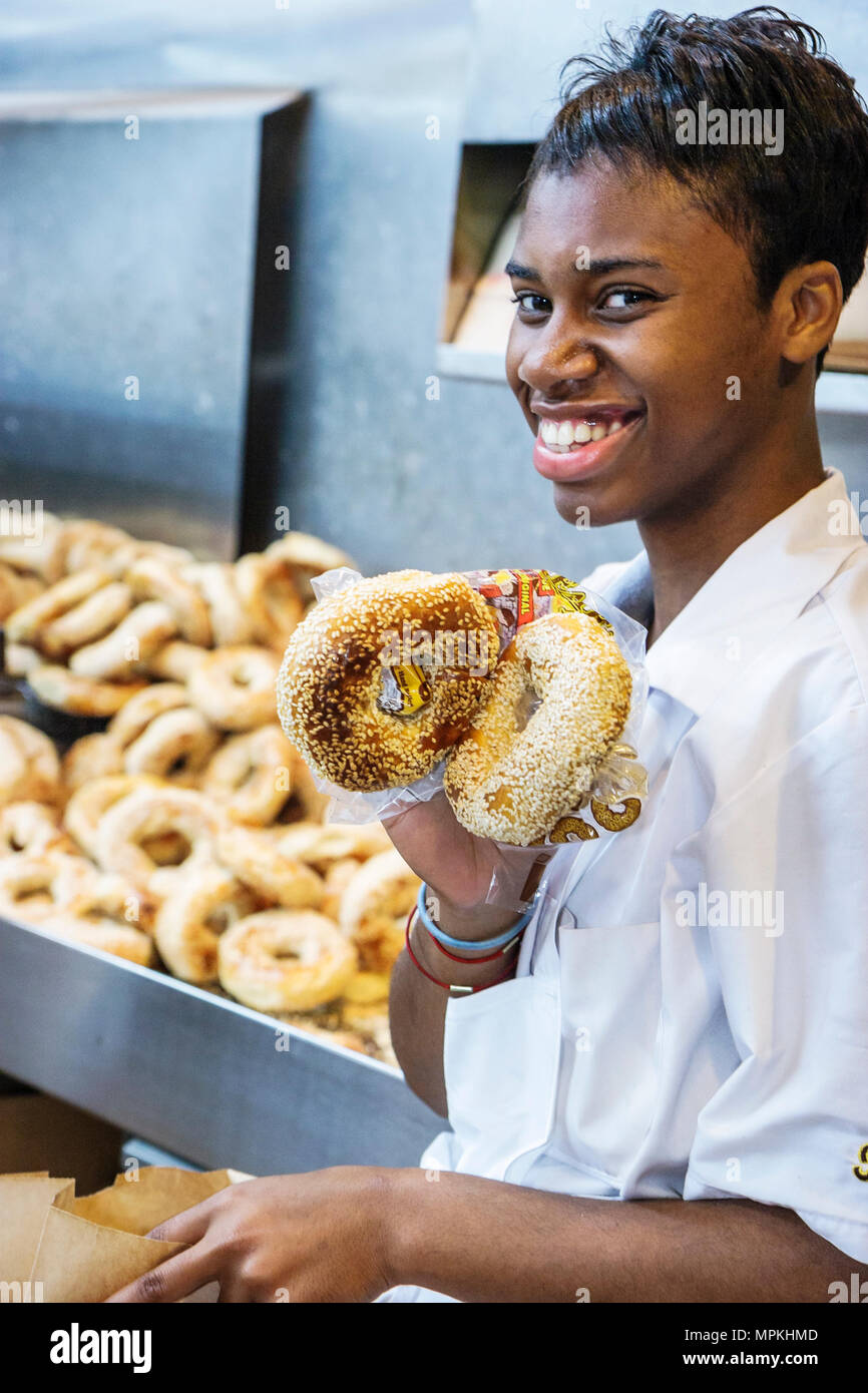 Montreal Kanada, Provinz Quebec, Avenue Fairmount, Fairmount Bagel Bakery, lächelnde Schwarze Frau, weiblich, Angestellte Arbeiter, Angestellte, Angestellte, Kanada0707060 Stockfoto