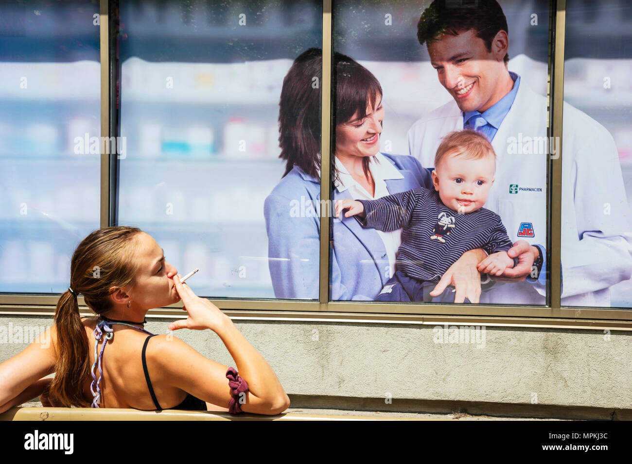 Montreal Kanada, Provinz Quebec, Avenue Laurier Est., Frau raucht in der Nähe von Gesundheitsposter, Arzt Ärzte, Mutter Mutter Mutter, Eltern, Baby Babys Kind ch Stockfoto