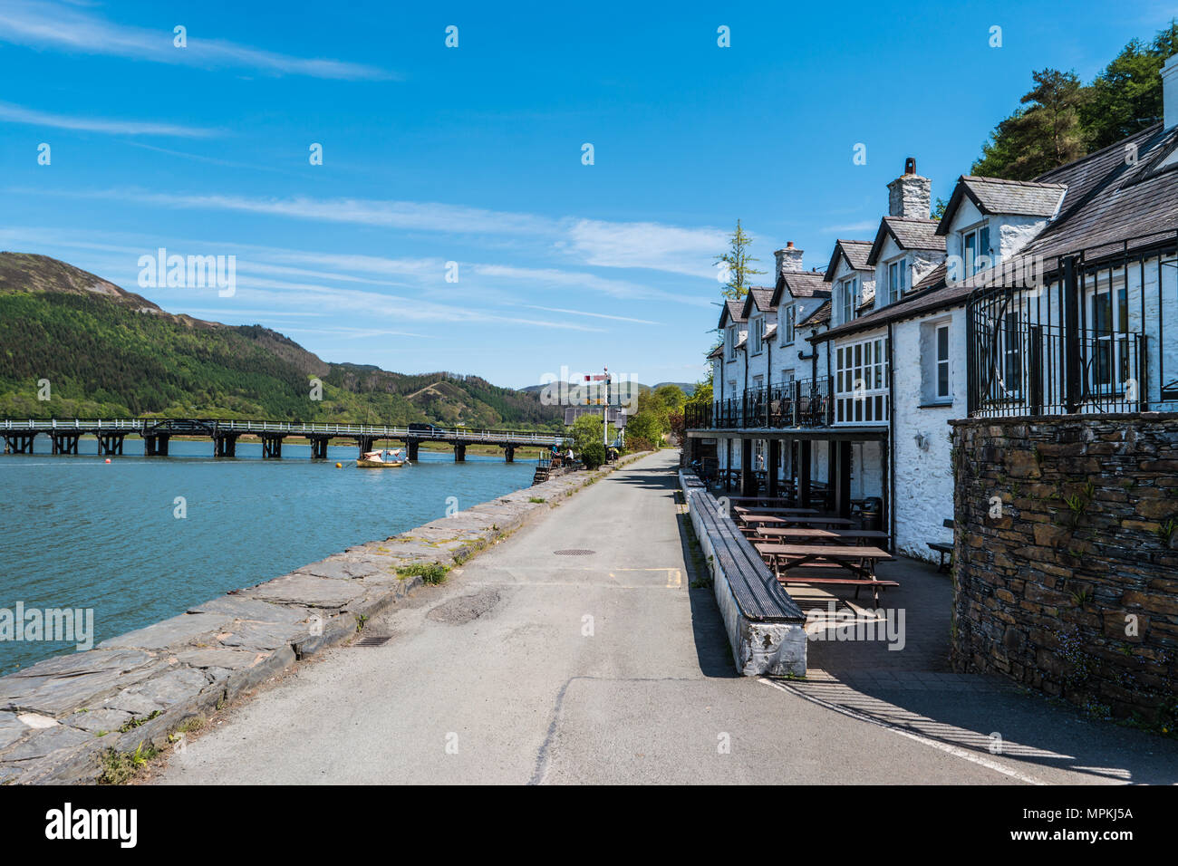 Die Maut Brücke über den Fluss Penmaenpool Mawddach, Gwynedd North Wales UK. Stockfoto