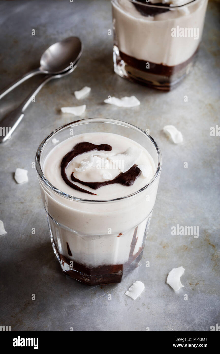 Glas coconut Smoothie mit Bittersüße Schokolade Stockfoto