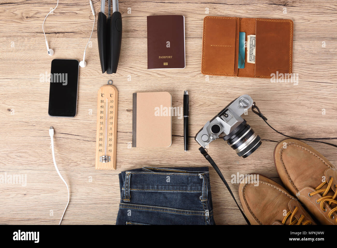 Blick von oben auf die Reise Zubehör auf hölzernen Tisch Hintergrund Stockfoto
