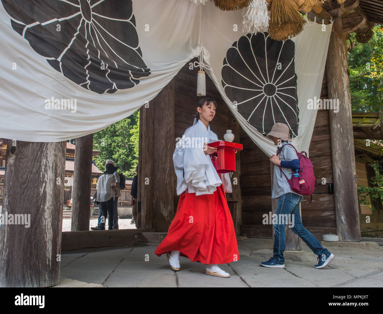 Miko schrein Maiden in traditioneller Shinto kostüm Shimon Main Gate, Kumano Hongu Taisha, Weltkulturerbe Schrein, Präfektur Wakayama, Japan Stockfoto