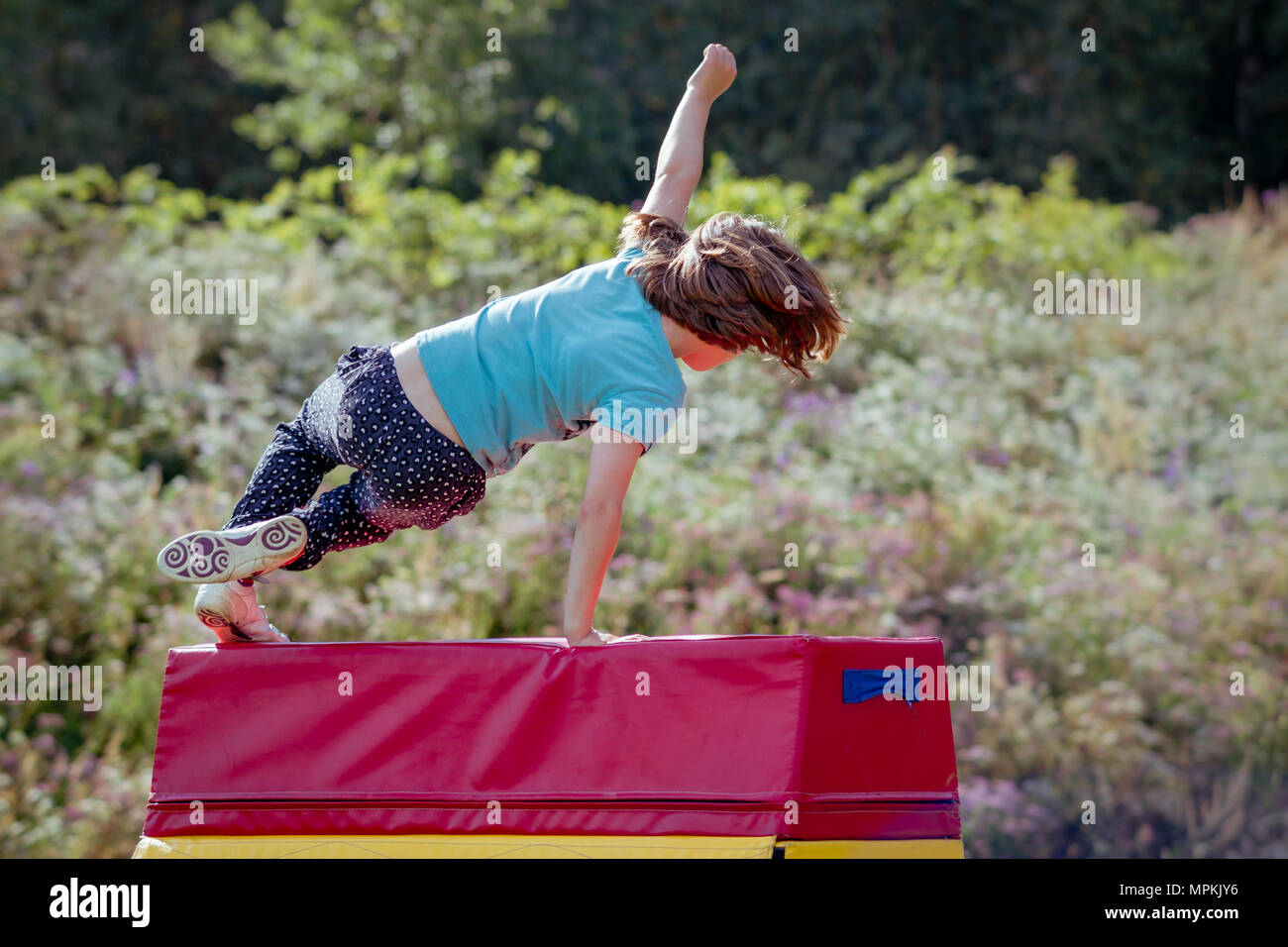 Mädchen üben (Üben) Gymnastik im Freien auf Voltigieren Pferd Stockfoto