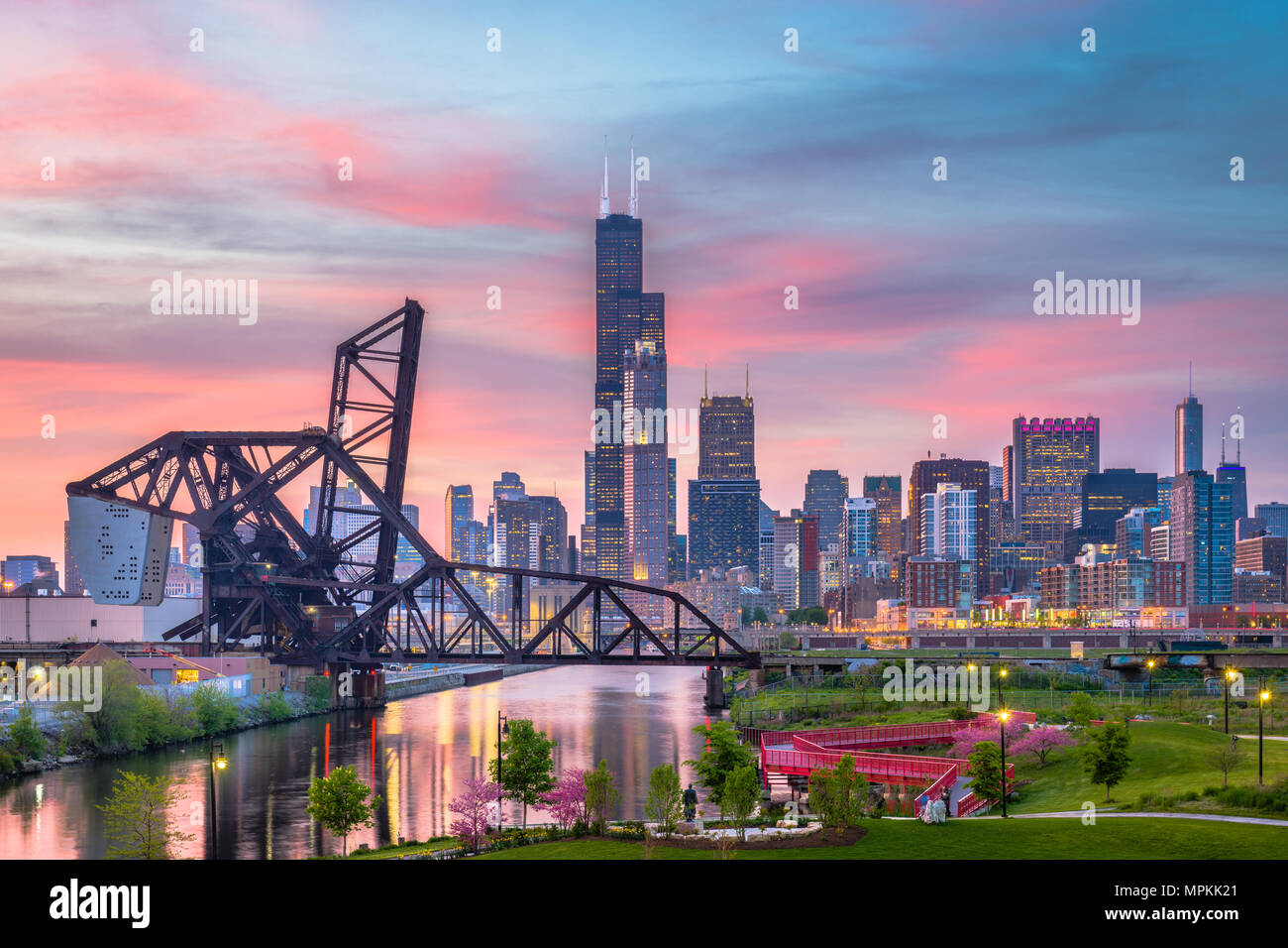 Chicago, Illinois, USA Park und die Skyline der Innenstadt in der Dämmerung. Stockfoto