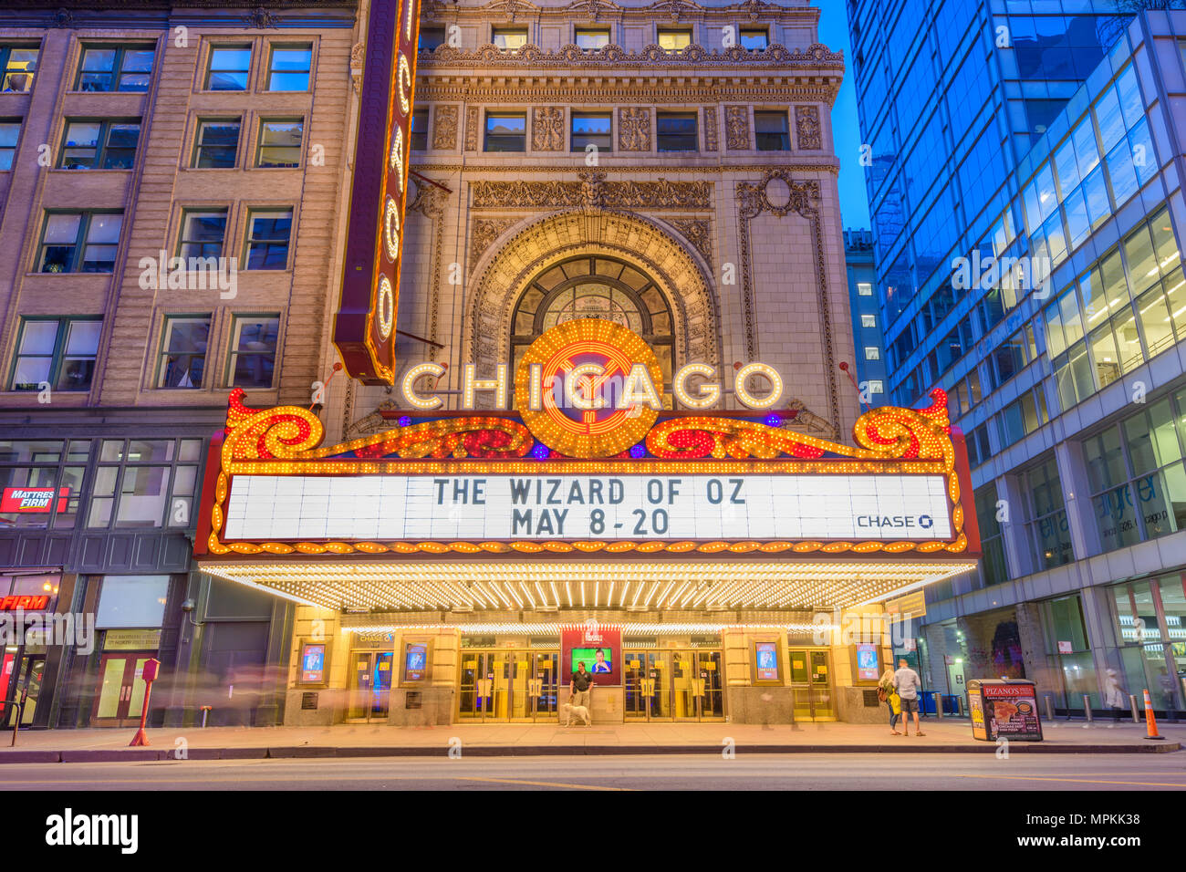 CHICAGO, Illinois - 10. MAI 2018: Das Wahrzeichen von Chicago Theater an der State Street in der Dämmerung. Die historische Theater stammt aus dem Jahre 1921. Stockfoto
