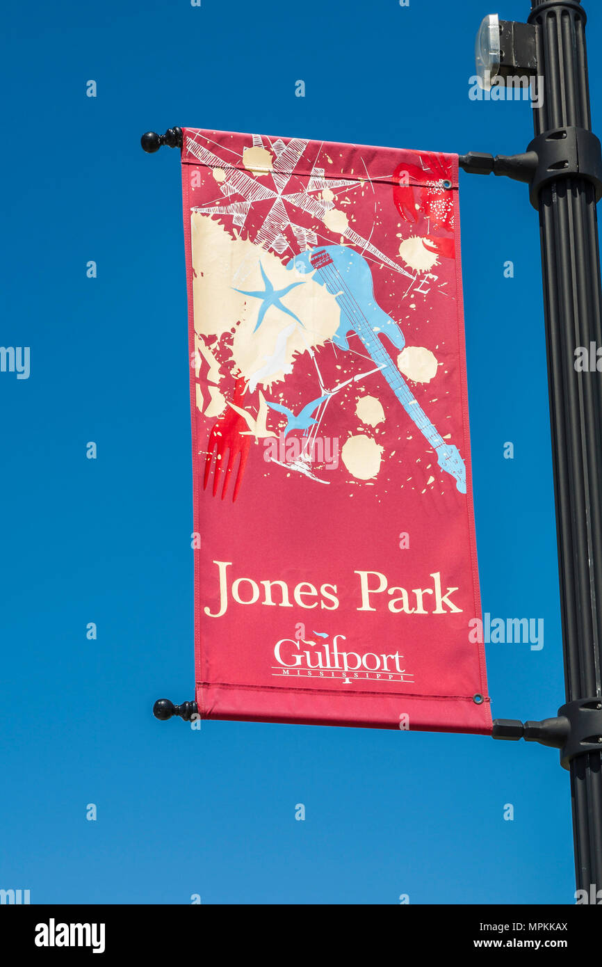 Schild an Lampenpfosten im Jones Park an der Küste des Mississippi Sound in Gulfport, Mississippi, USA Stockfoto