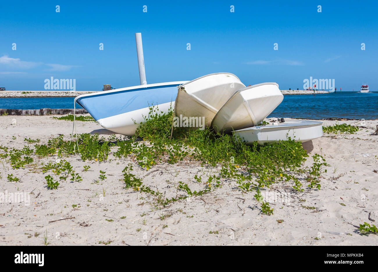 Kleine Segelboote werden am Strand entlang der Golfküste von Mississippi festgebunden Stockfoto