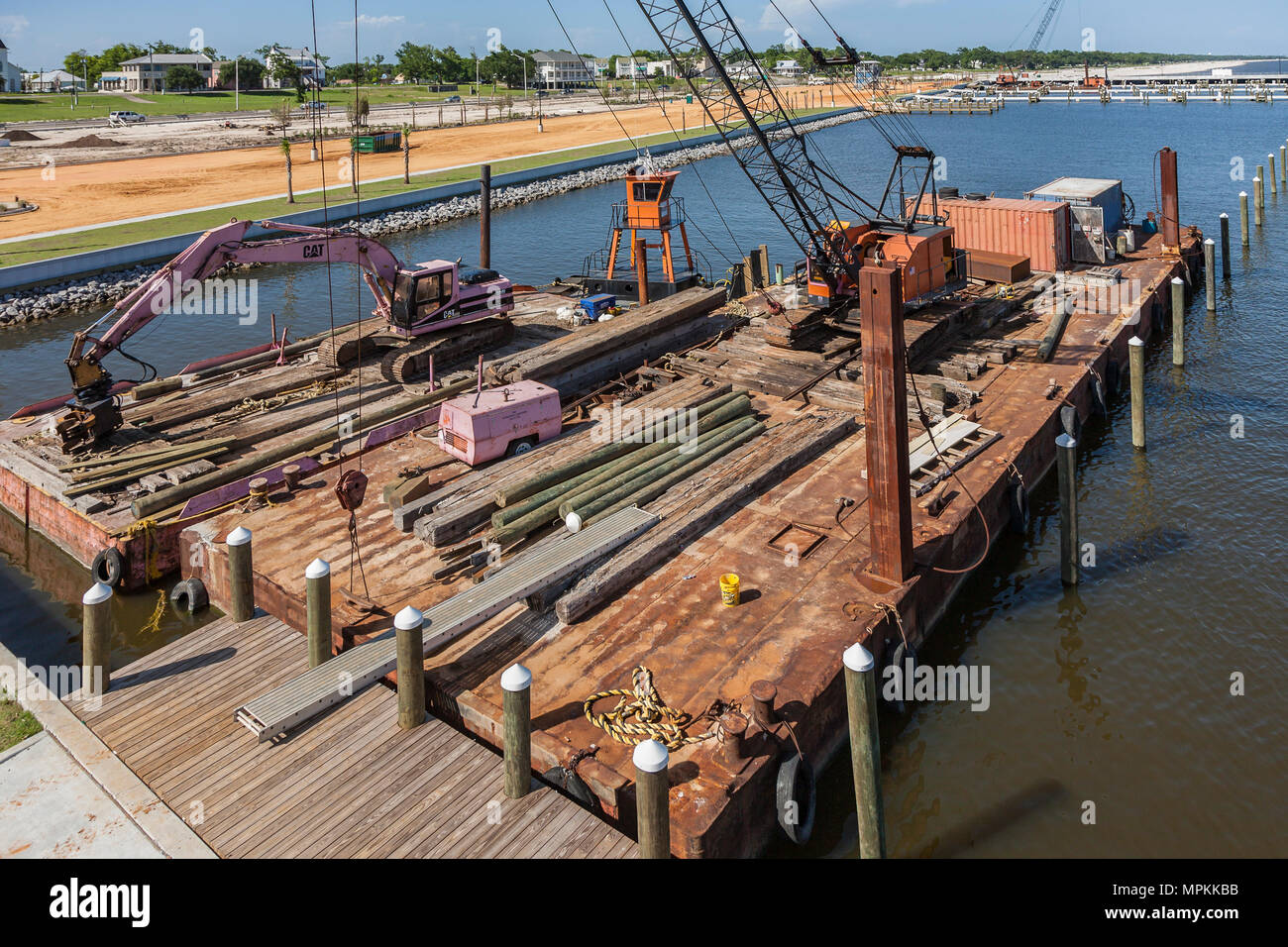 Rosa Kran auf einem Lastkahn, der an einem neuen Hafenbau entlang der Mississippi Golfküste in Pass Christian, Mississippi, arbeitet Stockfoto