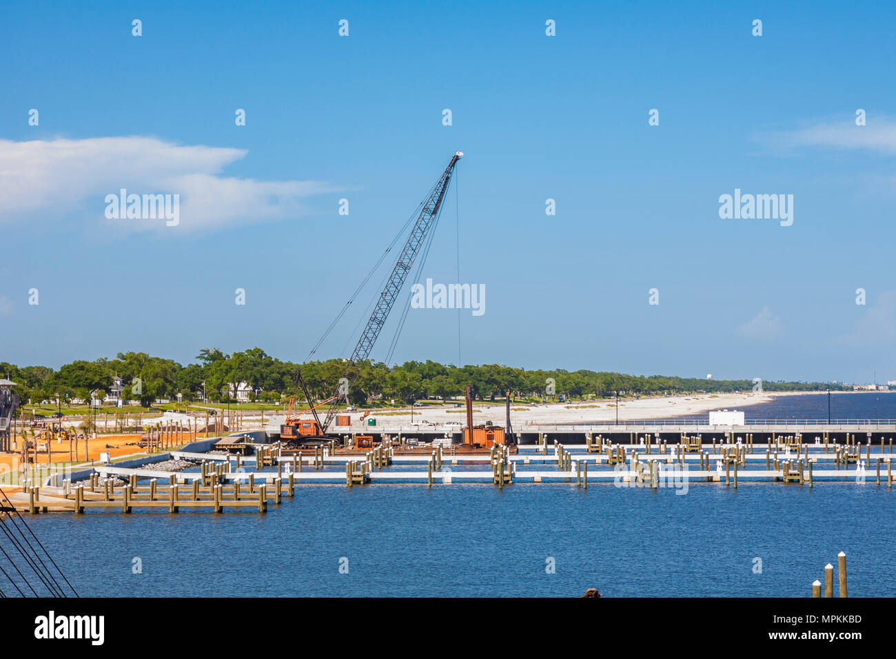 Auf einem Lastkahn montierter Kran, der an einem neuen Hafenbau entlang der Golfküste von Mississippi in Pass Christian, Mississippi, arbeitet Stockfoto