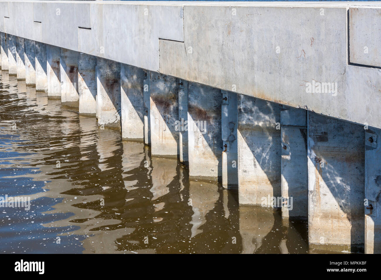 Wellenbrecher-Mauer im neuen Hafenbau in Pass Christian, Mississippi Stockfoto