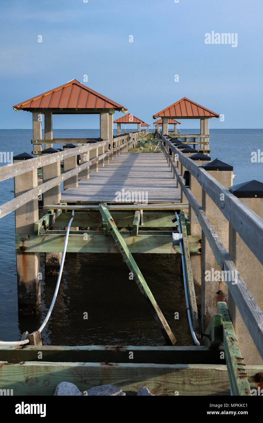 Der Ken Combs Pier an der Golfküste von Mississippi ist wegen Reparaturarbeiten geschlossen, nachdem er in Gulfport, Mississippi, Hurrikan-Schäden erlitten hat Stockfoto