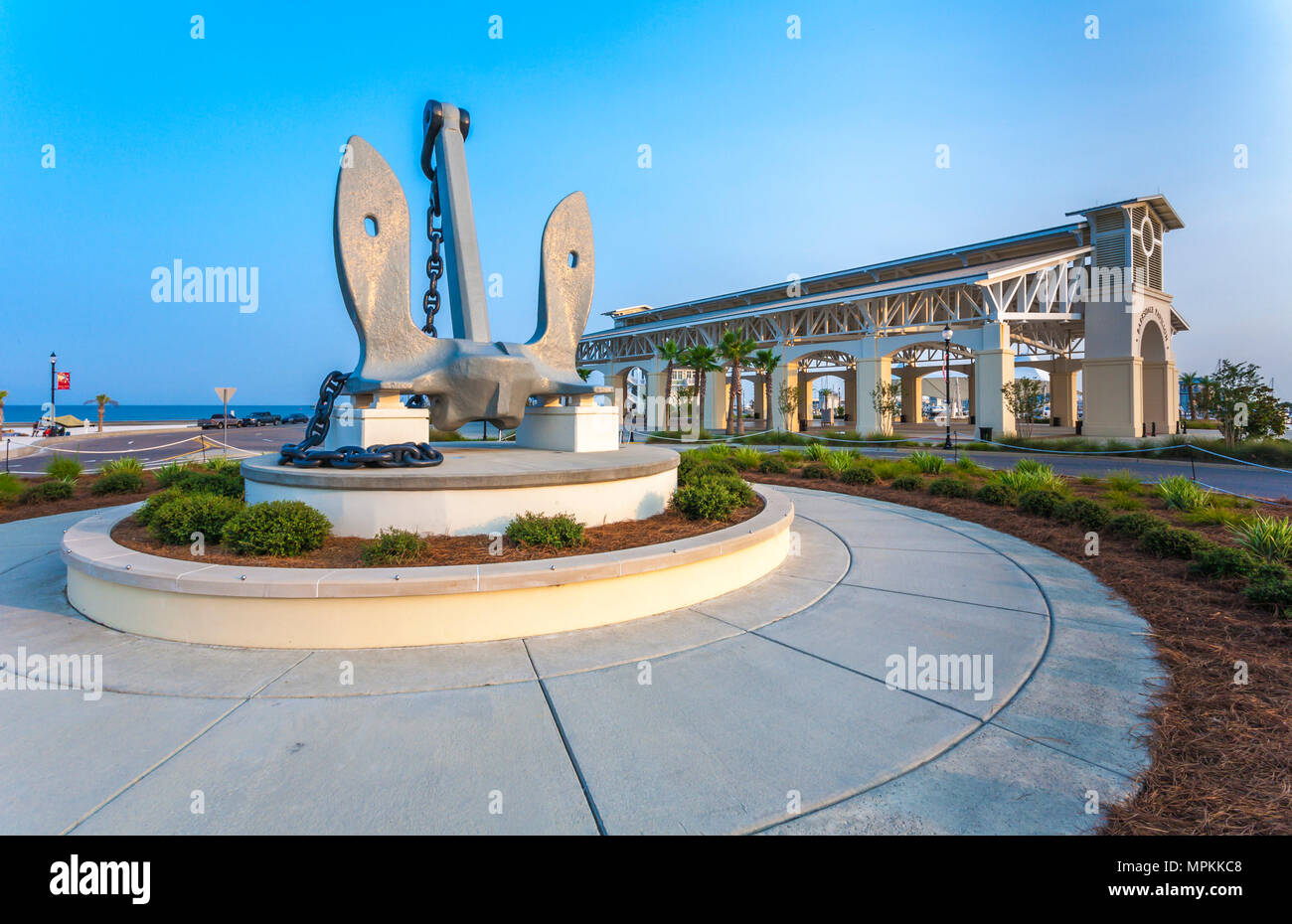 Großer Anker im Zentrum eines Verkehrskreisel im Jones Park am Gulfport Small Craft Harbour in Gulfport, Mississippi, USA Stockfoto