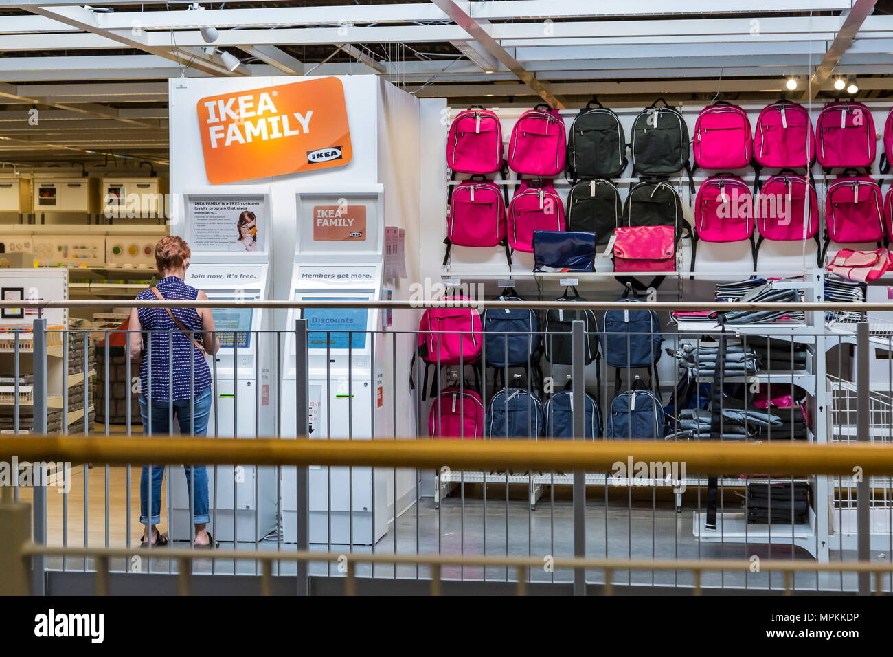 Frau am Kiosk mit Mitgliedskarten in einem Ikea-Geschäft in den USA Stockfoto