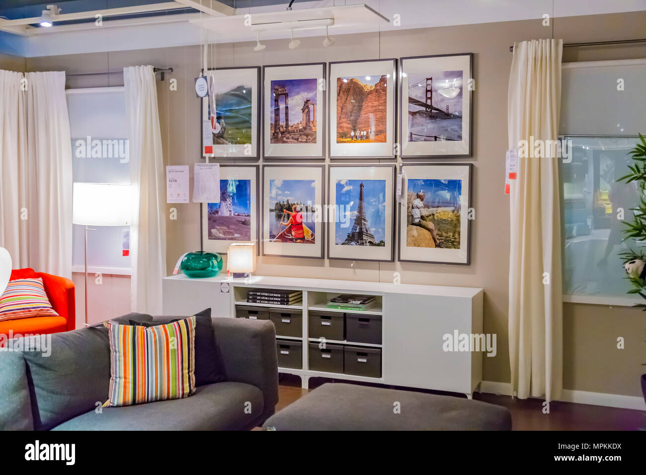 Wohnzimmerdesign im Showroom in einem Ikea-Geschäft in den USA Stockfoto