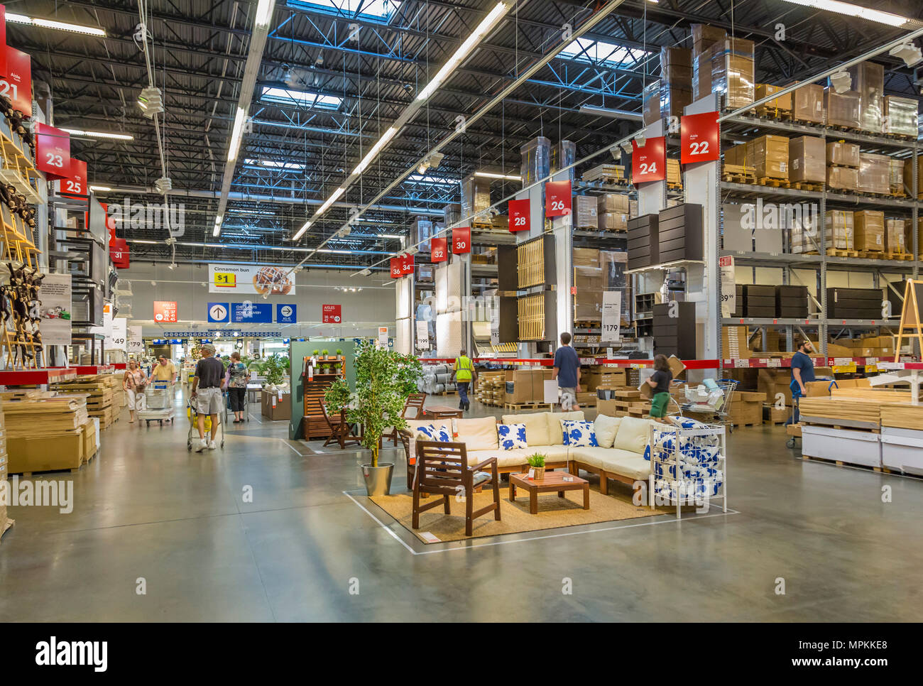 Kunden, die ihre Auswahl im Lagerbereich in einem Ikea-Geschäft in den USA abholen Stockfoto