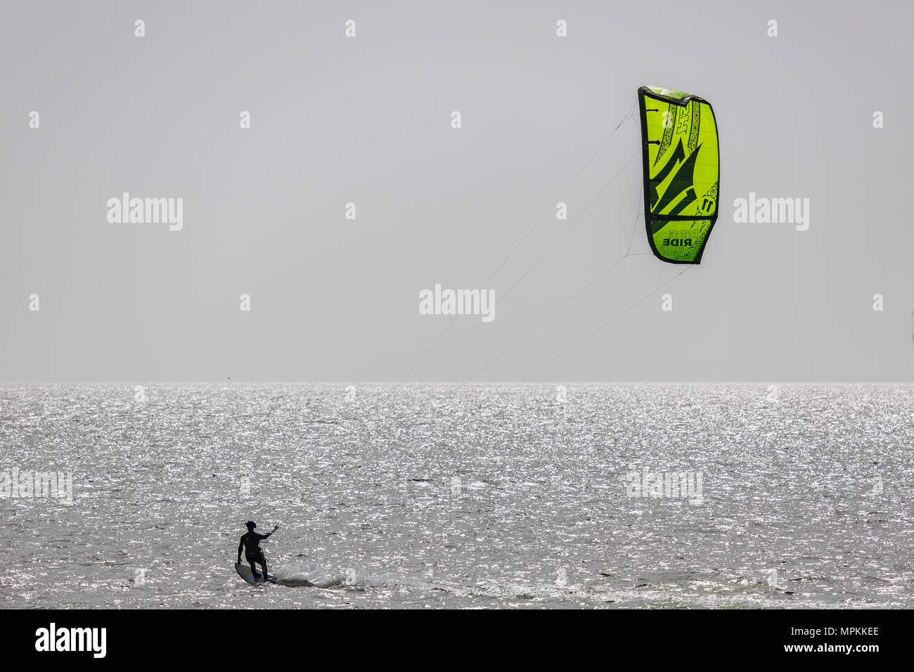 Kitesurfen im Golf von Mexiko an der Mississippi Golfküste am Pass Christian, Mississippi Stockfoto