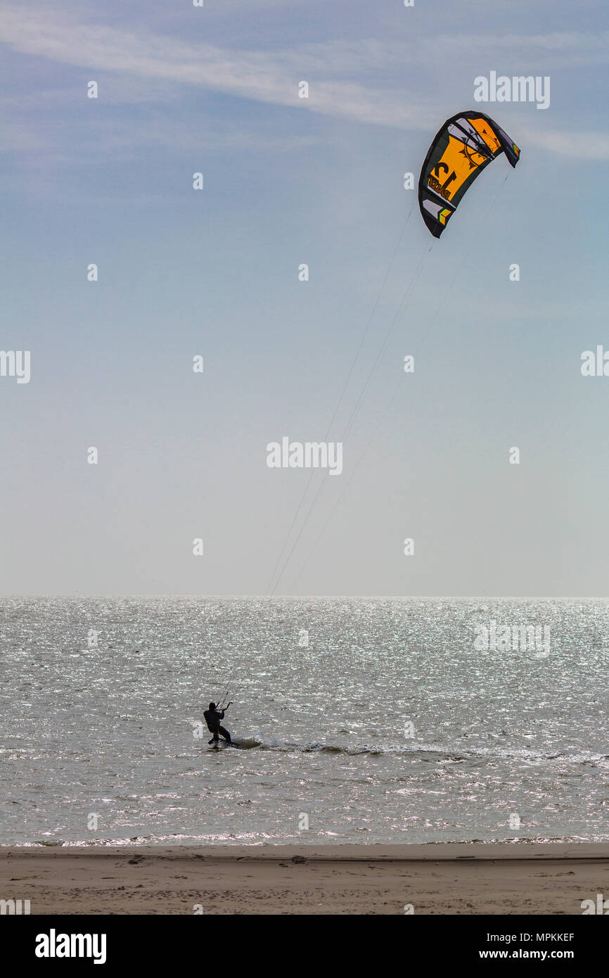 Kitesurfen im Golf von Mexiko an der Mississippi Golfküste am Pass Christian, Mississippi Stockfoto