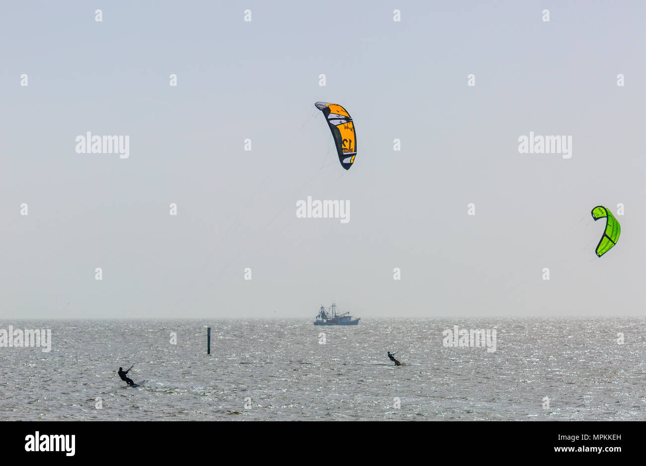 Kitesurfen im Golf von Mexiko an der Mississippi Golfküste am Pass Christian, Mississippi Stockfoto