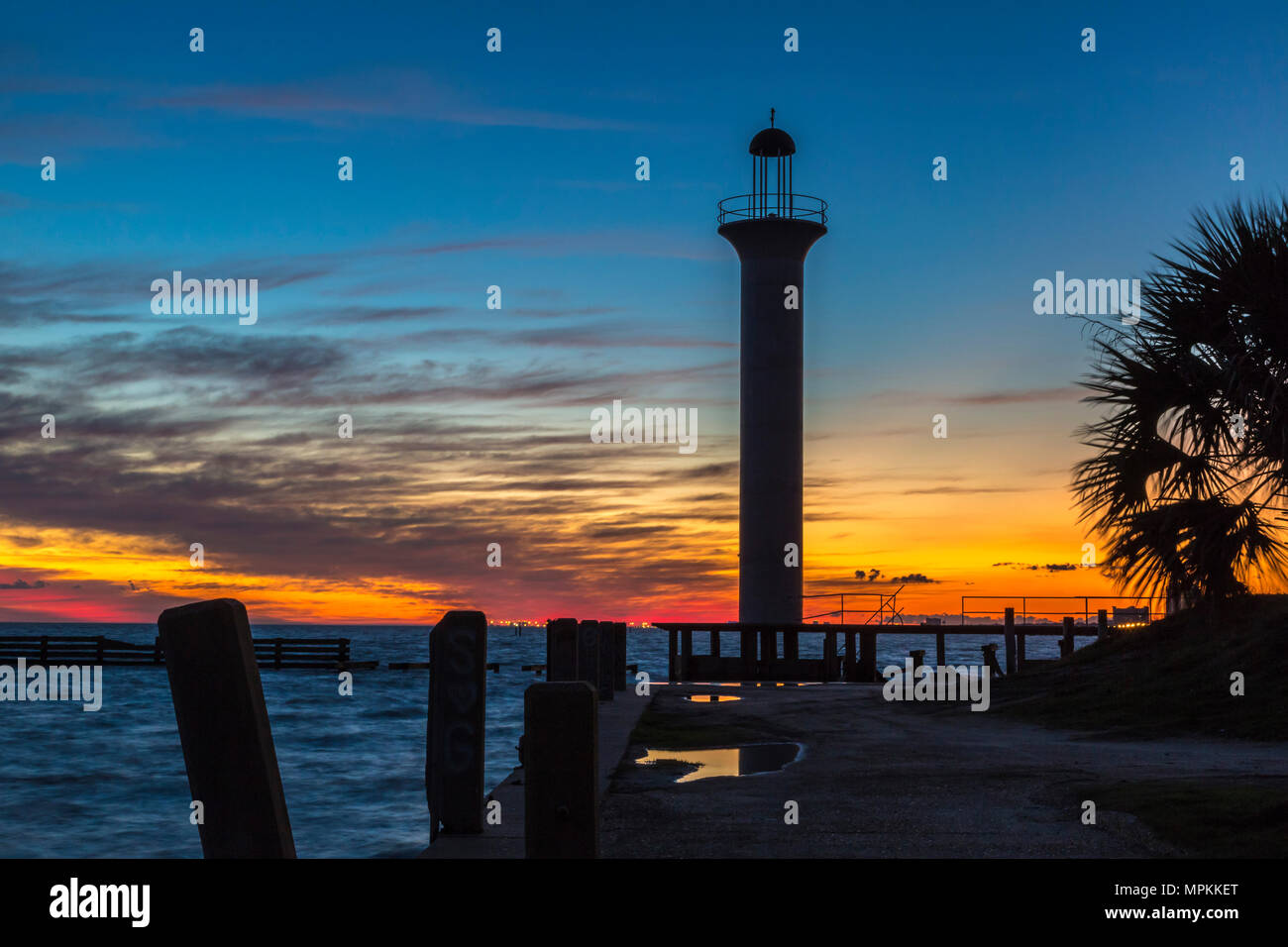 Sonnenuntergang hinter dem Broadwater Leuchtturm entlang der Mississippi Golfküste in Biloxi, Mississippi Stockfoto