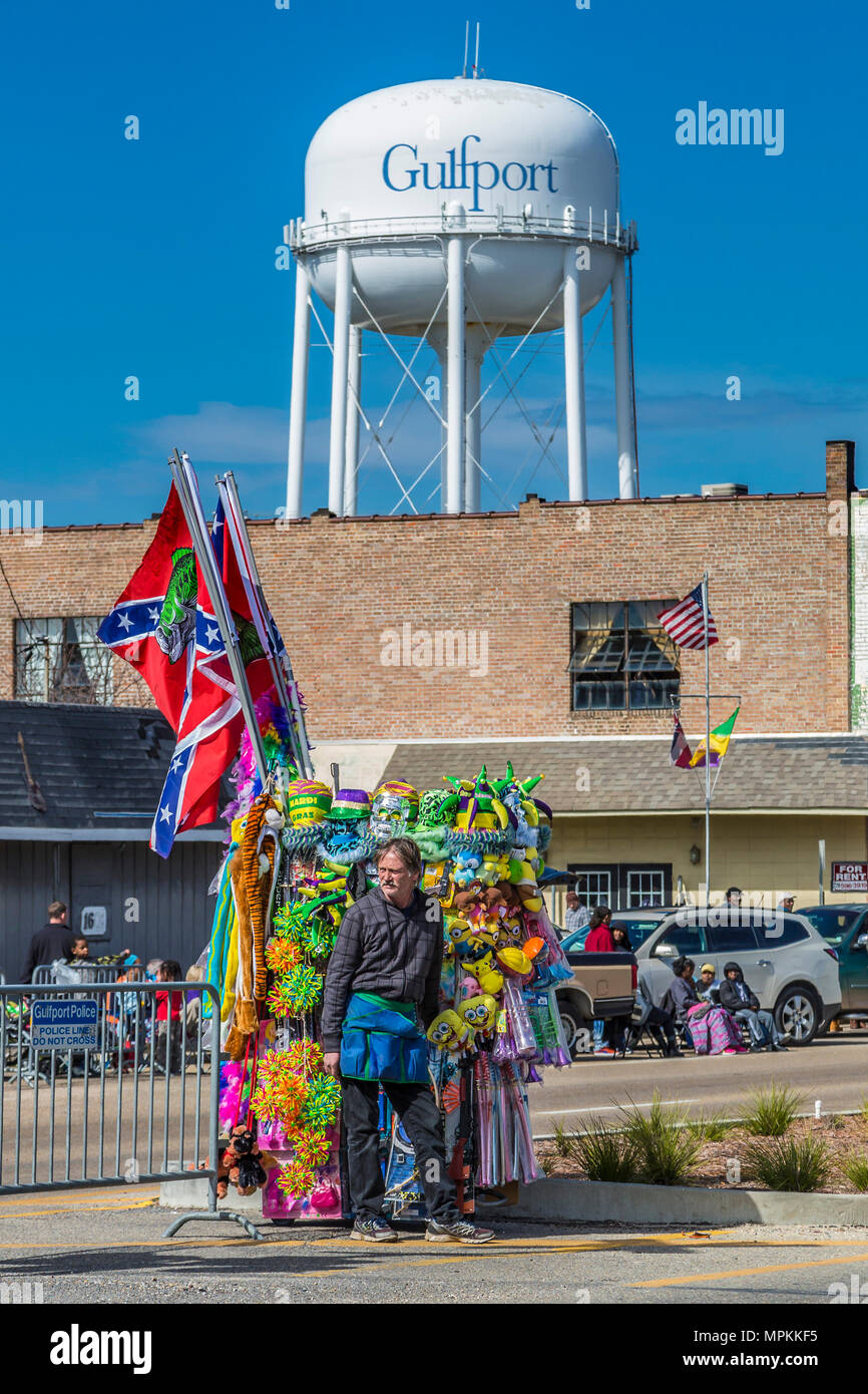 Straßenverkäufer, die konföderierte Flaggen und Mardi Gras-Themen unter dem Wasserturm der Stadt Gulfport in der Innenstadt von Gulfport, Mississippi, verkaufen Stockfoto