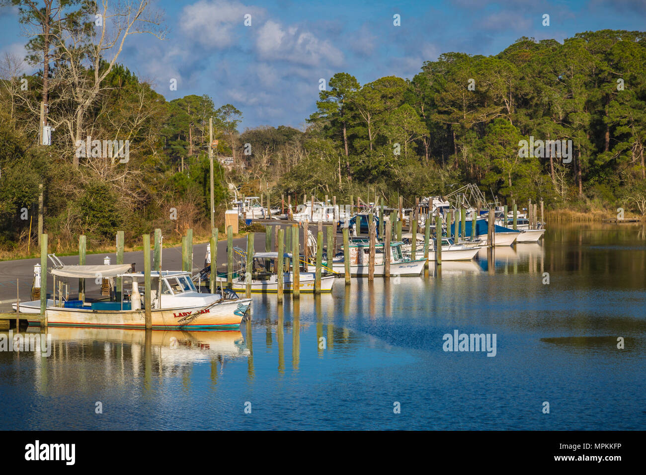 Private und kommerzielle Fischerboote im Ocean Springs Inner Harbor an der Mississippi Golfküste in Ocean Springs, Mississippi Stockfoto