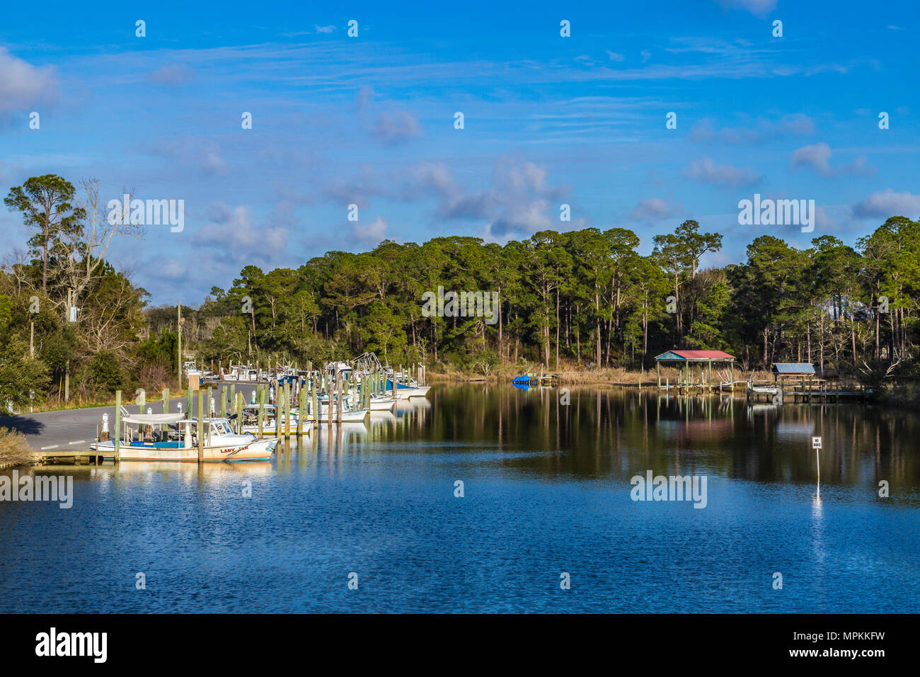 Private und kommerzielle Fischerboote im Ocean Springs Inner Harbor an der Mississippi Golfküste in Ocean Springs, Mississippi Stockfoto