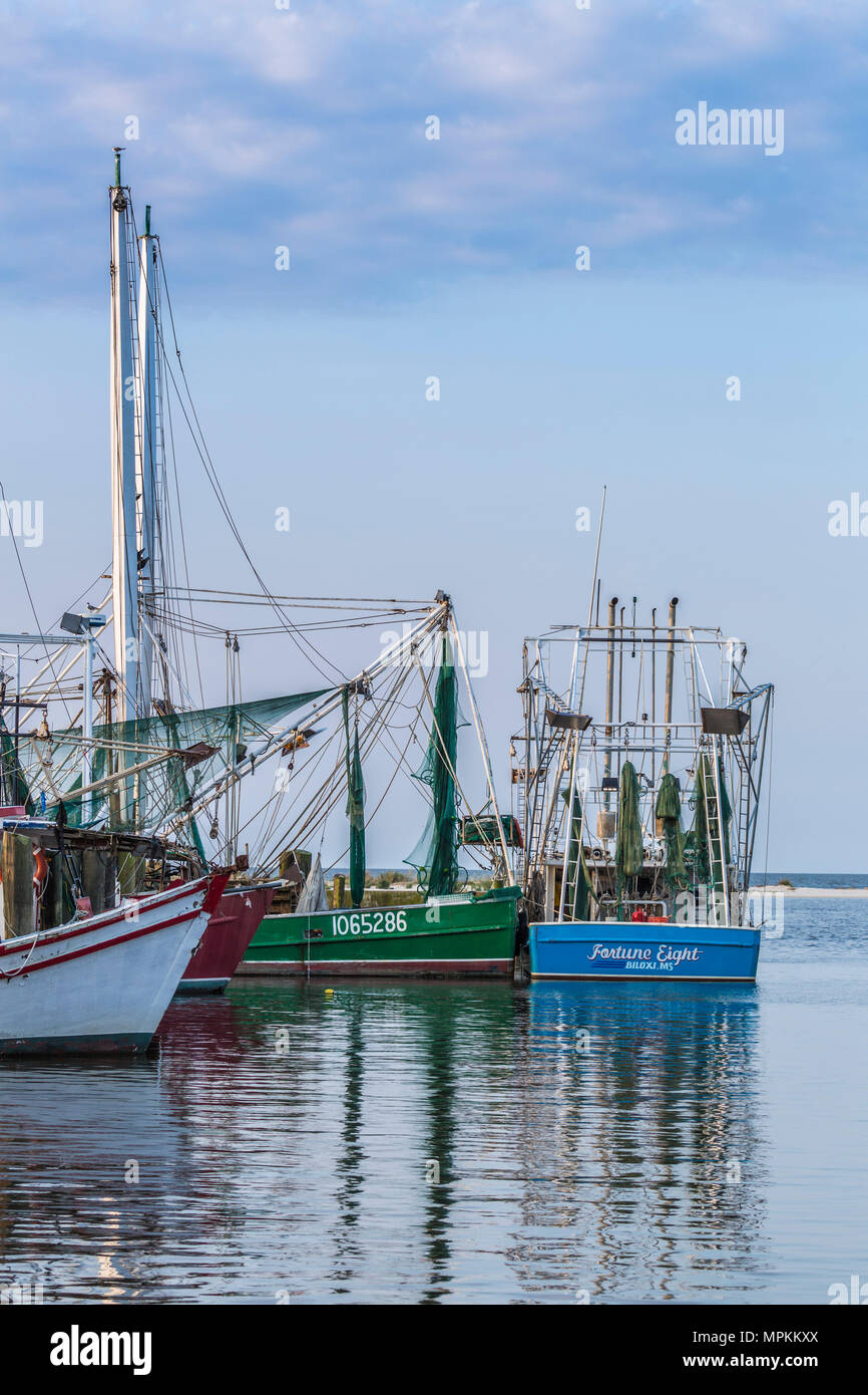 Kommerzielle Garnelenboote liegen in der Nähe des Strandes in Biloxi, Mississippi, USA Stockfoto