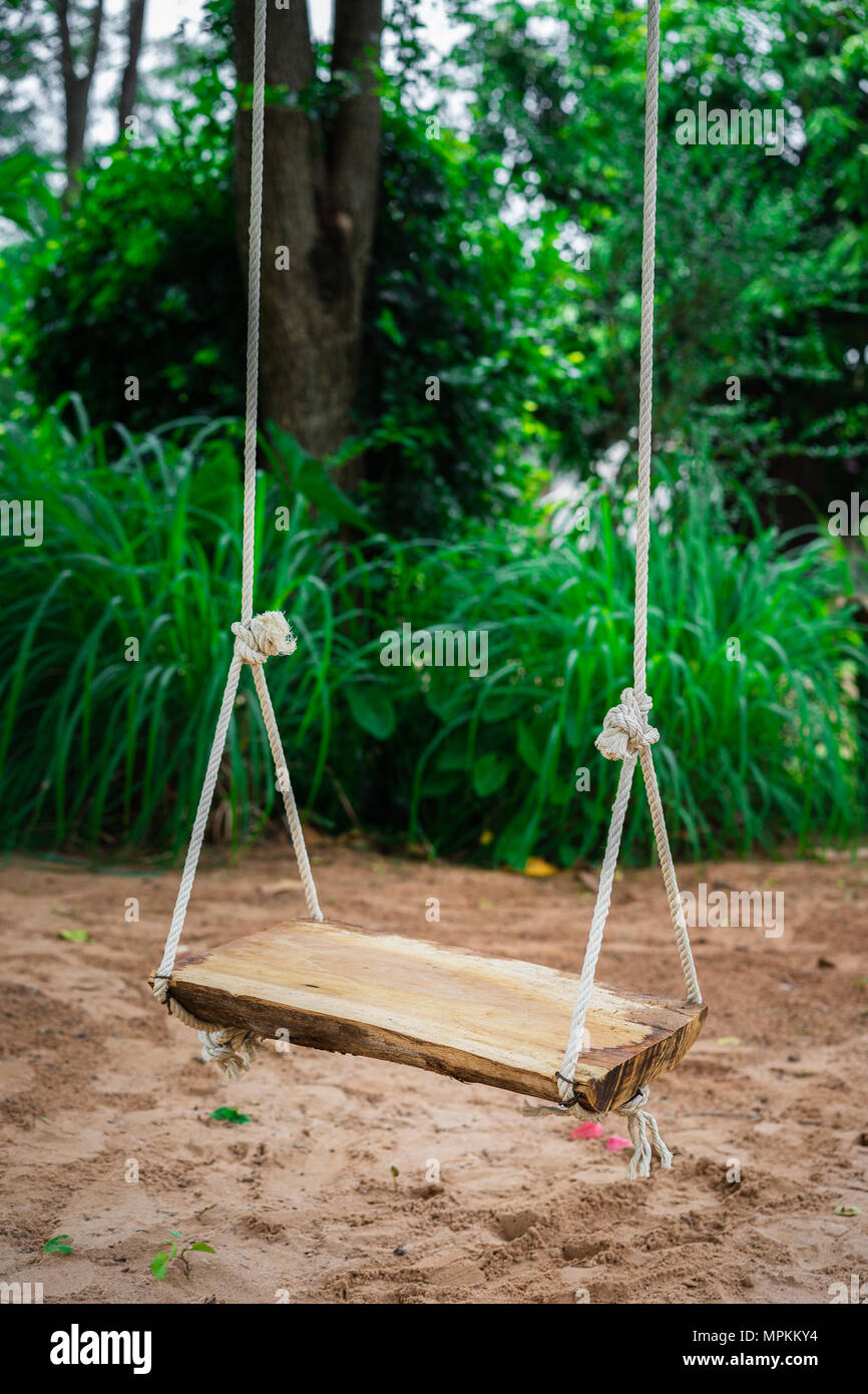 Holz Schaukel im Garten Stockfotografie Alamy
