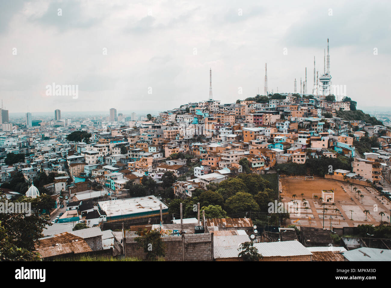 Alt trifft Moderne im Blick von "Las Peñas" über die bunten Häuser von Guayaquil, ein UNESCO-Weltkulturerbe in Ecuadors größte Stadt Stockfoto