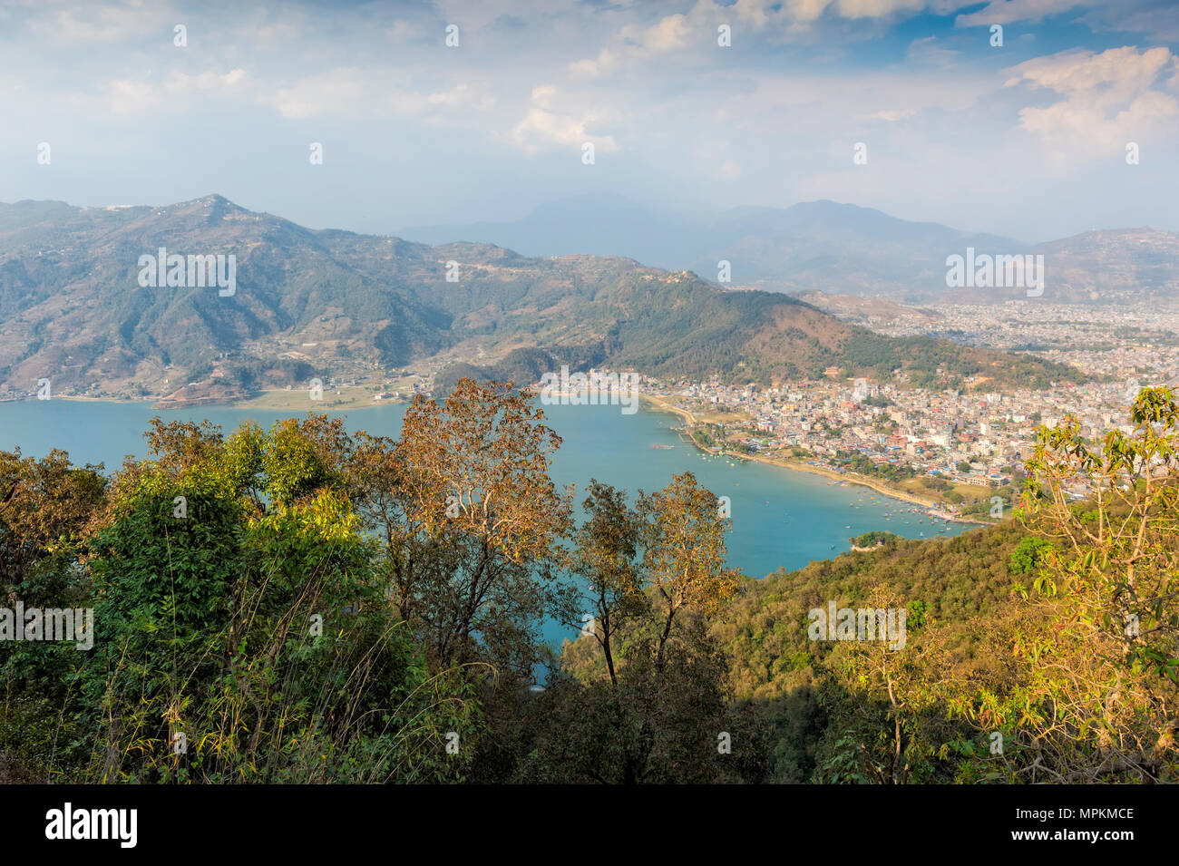 Blick über Pokhara und Phewa See aus der Welt Frieden Pagode, Pokhara, Nepal Stockfoto