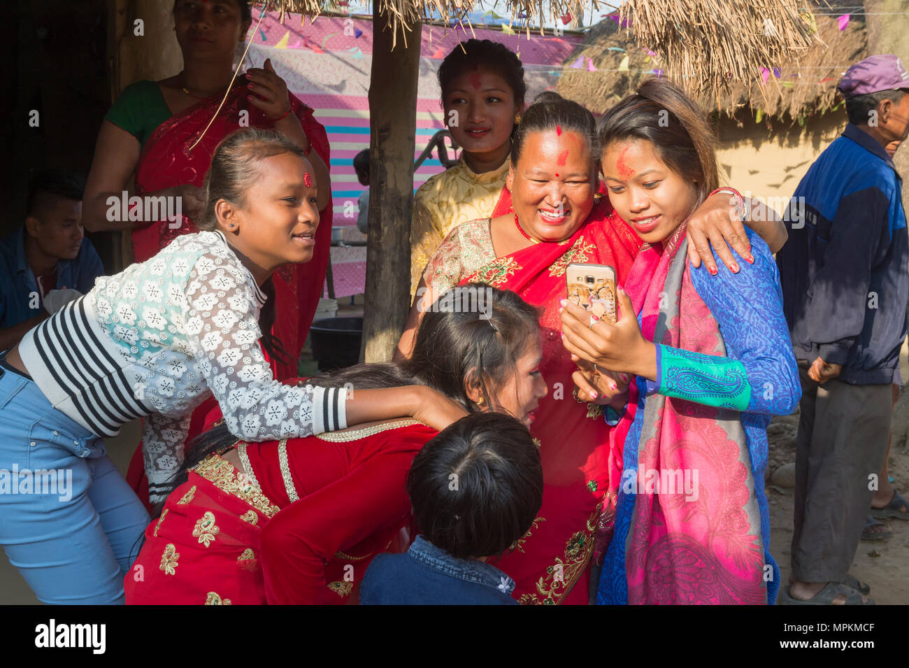 Menschen aus der Tharu ethnische gruppe Tanzen und Lachen während einer Hochzeit, Chitwan, Nepal Stockfoto