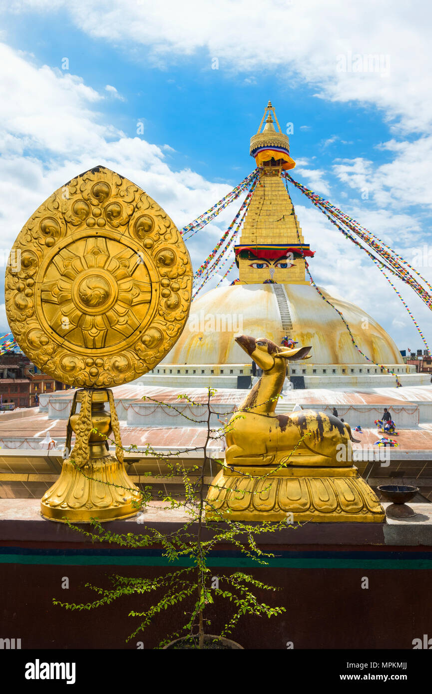 Hirsch als Symbol für Harmonie, Glück, Frieden und Langlebigkeit, Boudhanath Stupa, der größten asiatischen Stupa, UNESCO-Weltkulturerbe, Kathmandu, Nepal, Asien Stockfoto
