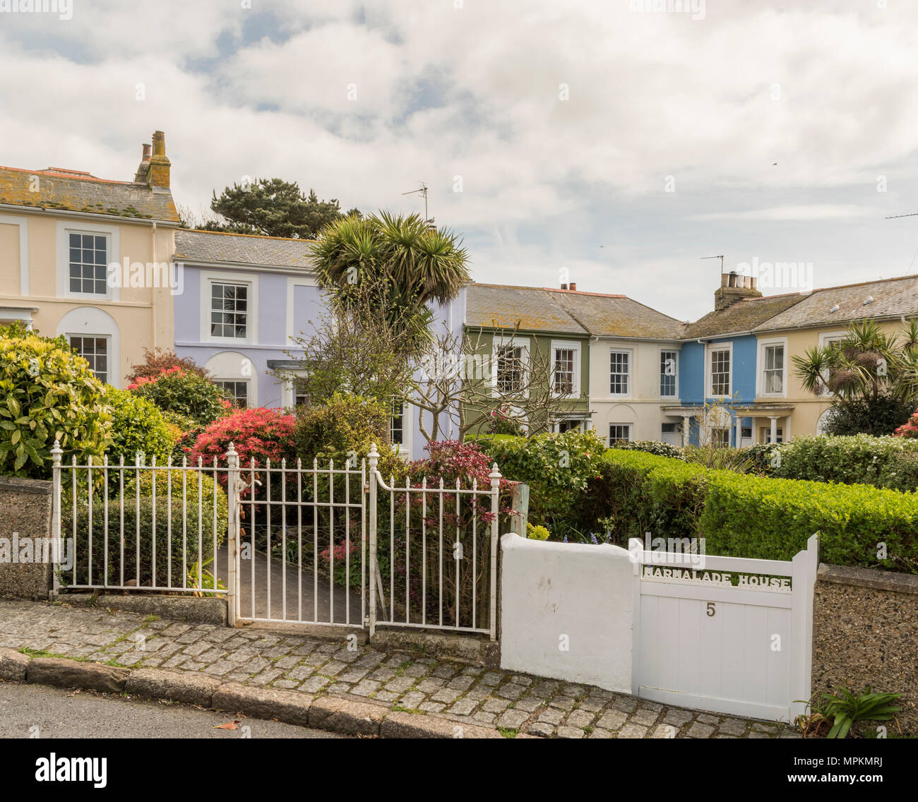 Schön bemalte Terrassen in Penzance, Cornwall, Großbritannien Stockfoto