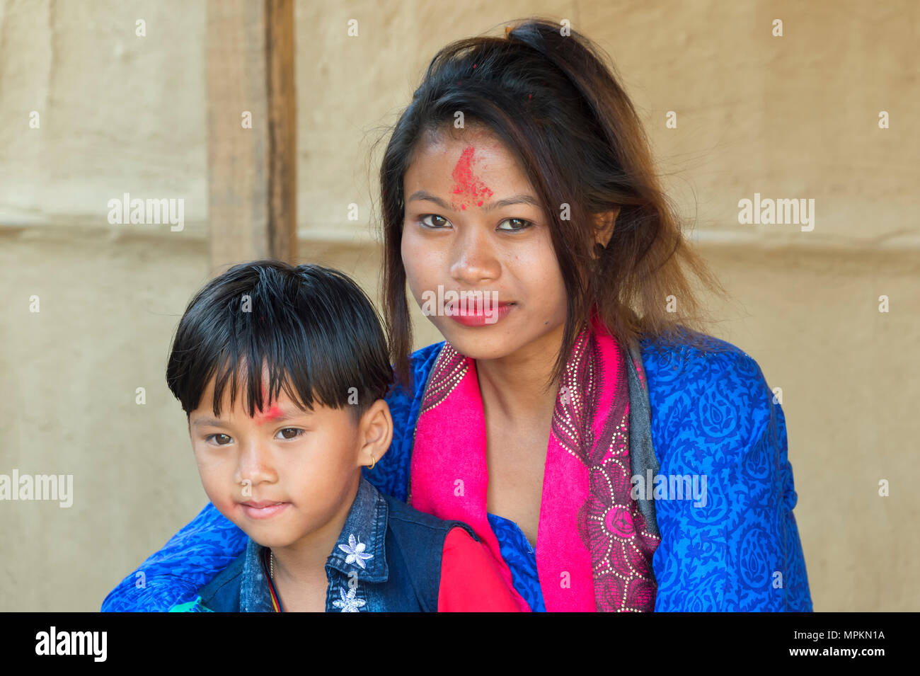 Nepalesische Frau mit ihrem Sohn aus der Tharu ethnische Gruppe, Porträt, Chitwan, Nepal Stockfoto