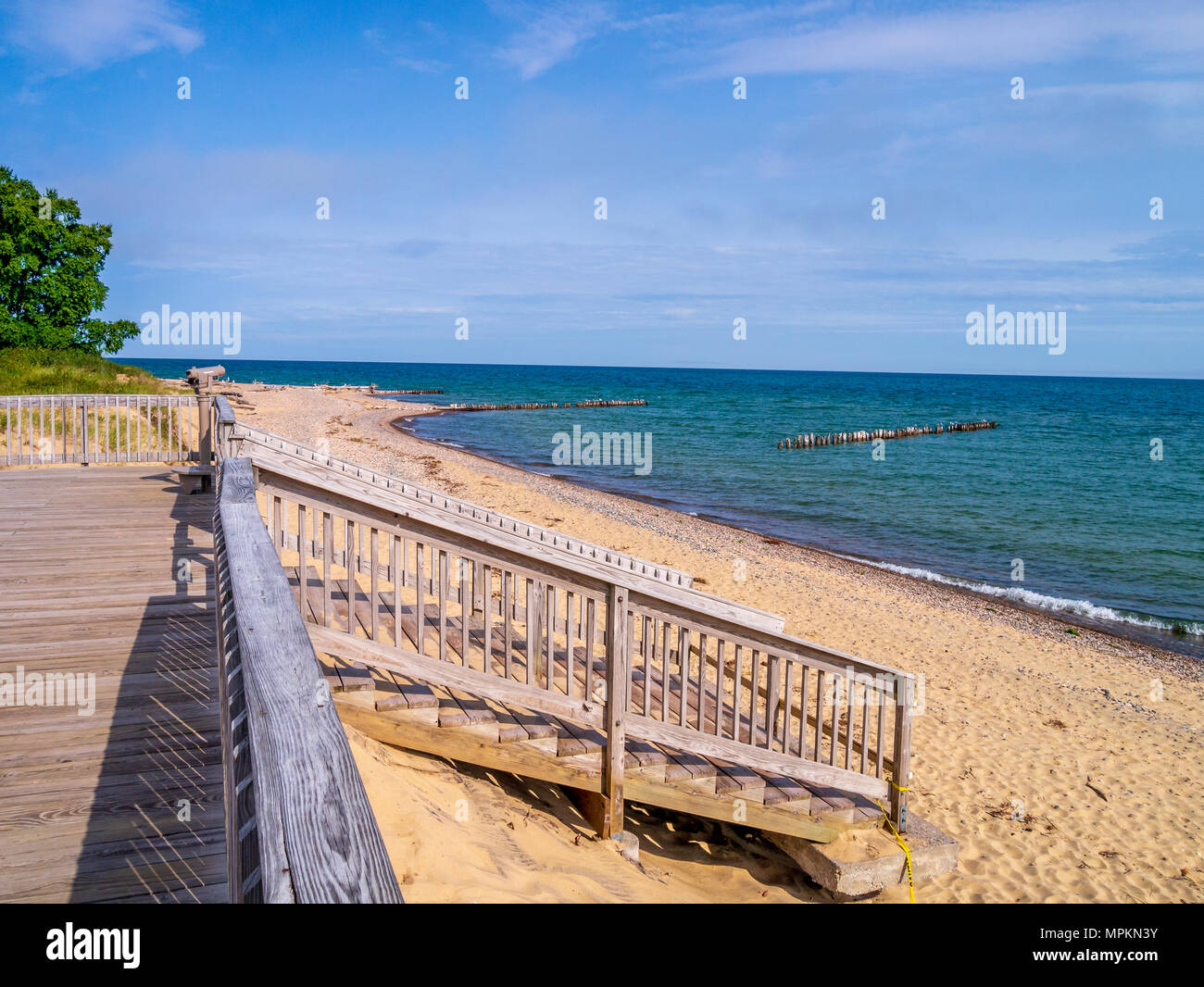 Eine unberührte und menschenleere Sandstrand am Ufer des Lake Superior, Michigan. Stockfoto