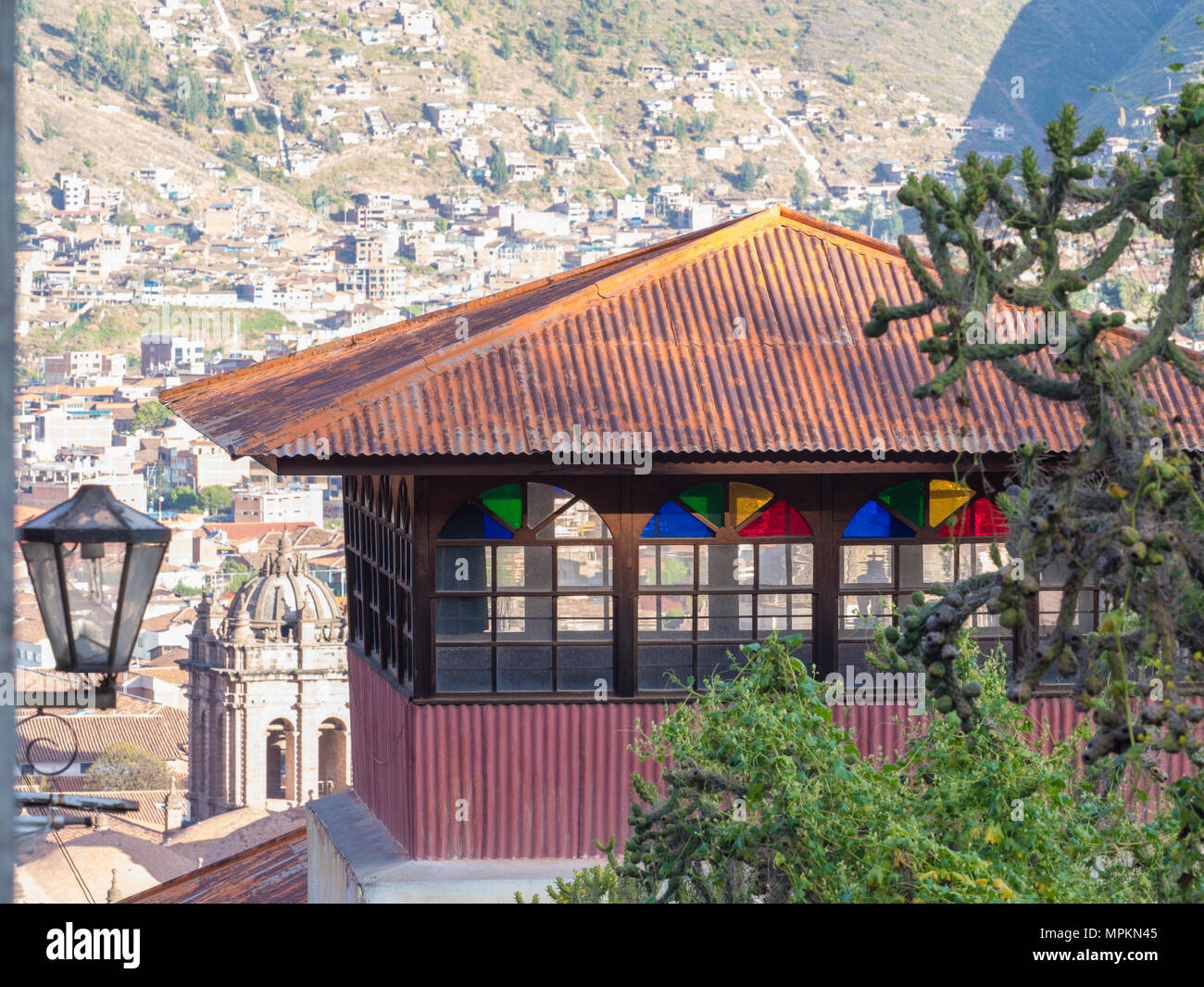 Einsame Struktur mit Glasfenster mit Blick auf Cusco Peru Stockfoto