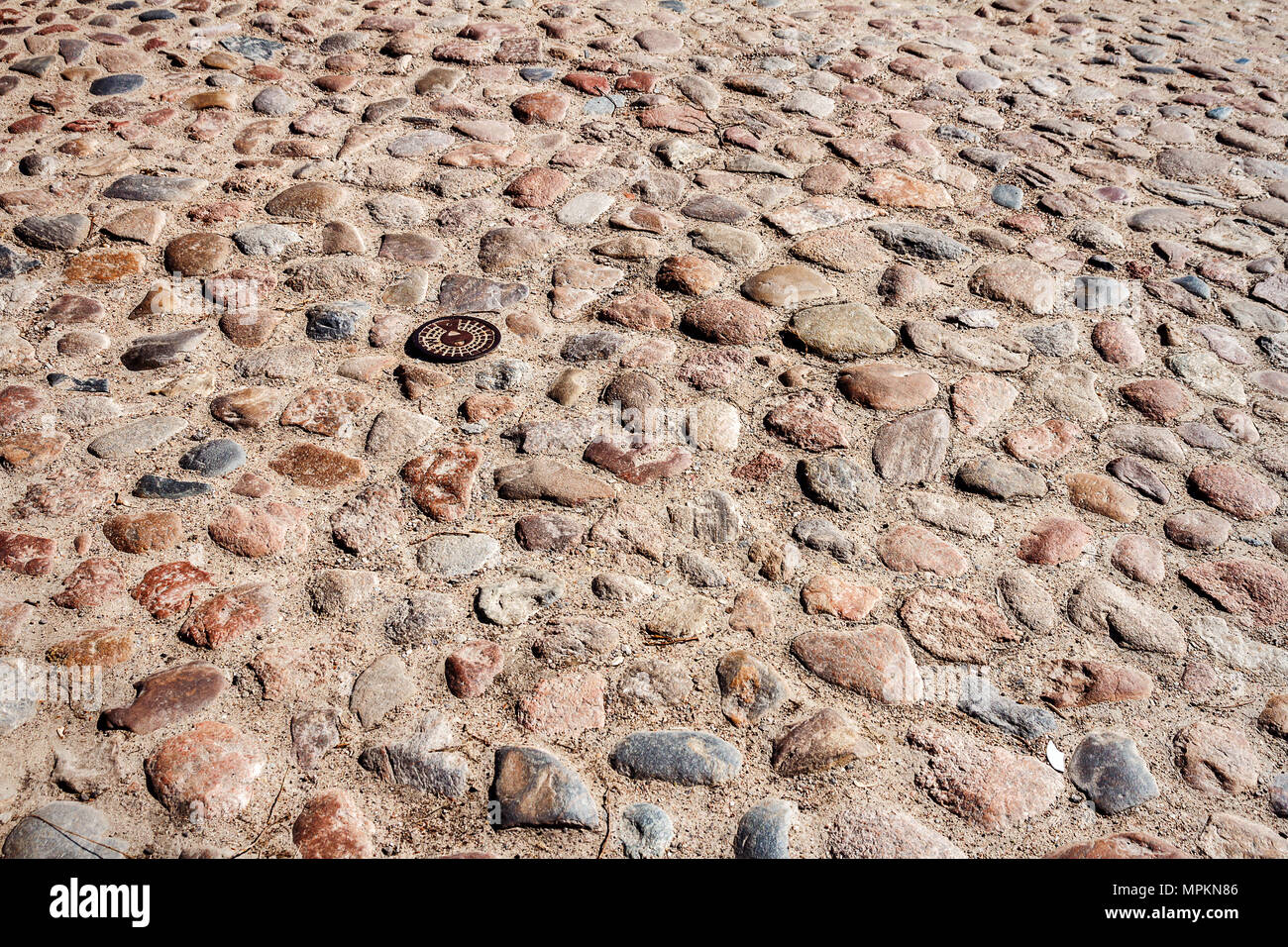Natürliche grobschlächtige Steinboden Textur Hintergrund. Oberfläche der alten gepflasterten Straße. Stockfoto