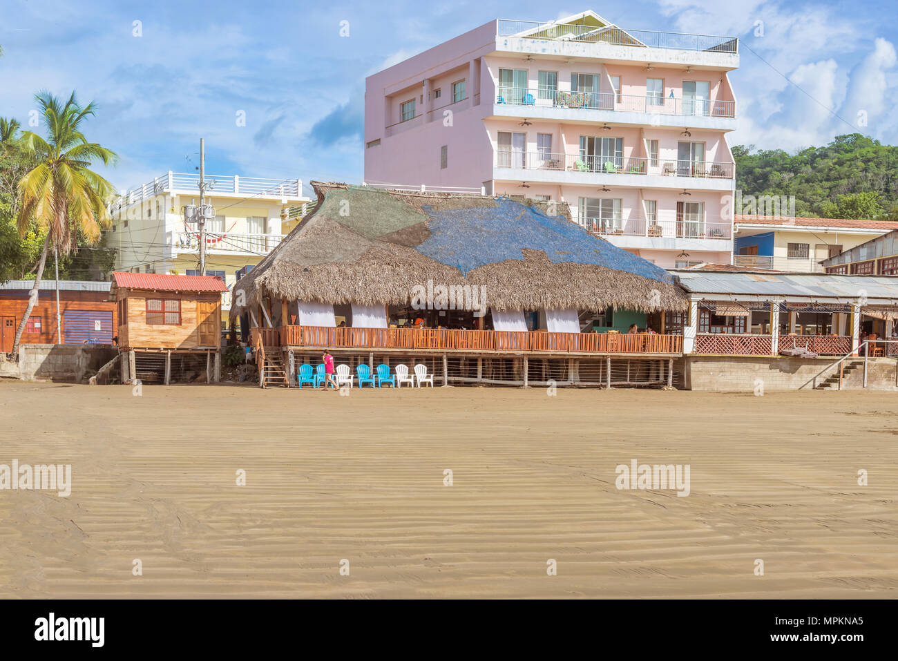 San Juan del Sur, Nicaragua - November 18, 2016: Strand von San Juan del Sur, und verschiedene Restaurants und Hotels mit Blick auf den Pacific Ocean Shore. Stockfoto
