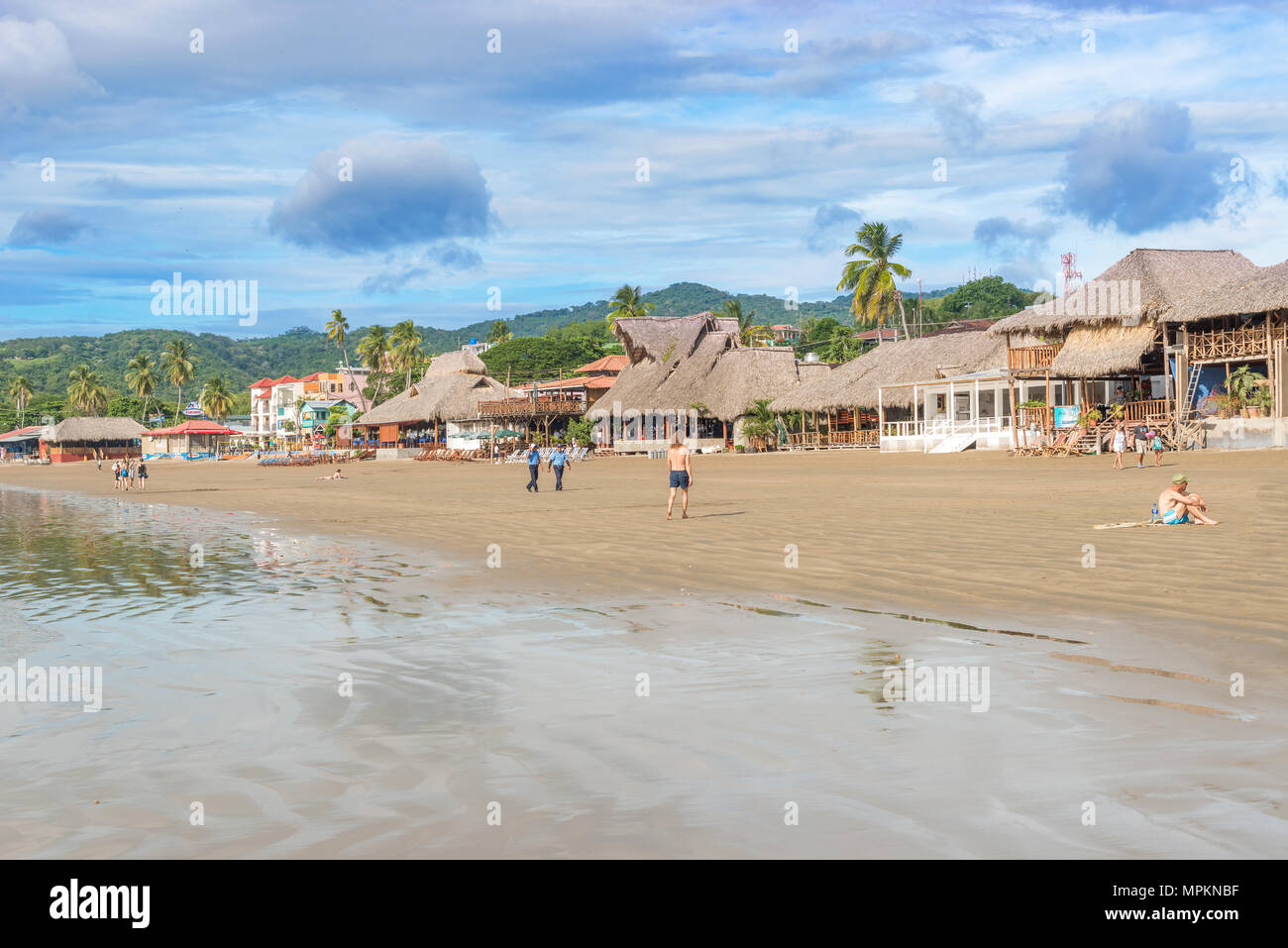 San Juan del Sur, Nicaragua - November 18, 2016: Strand von San Juan del Sur, und verschiedene Restaurants und Hotels mit Blick auf den Pacific Ocean Shore. Stockfoto