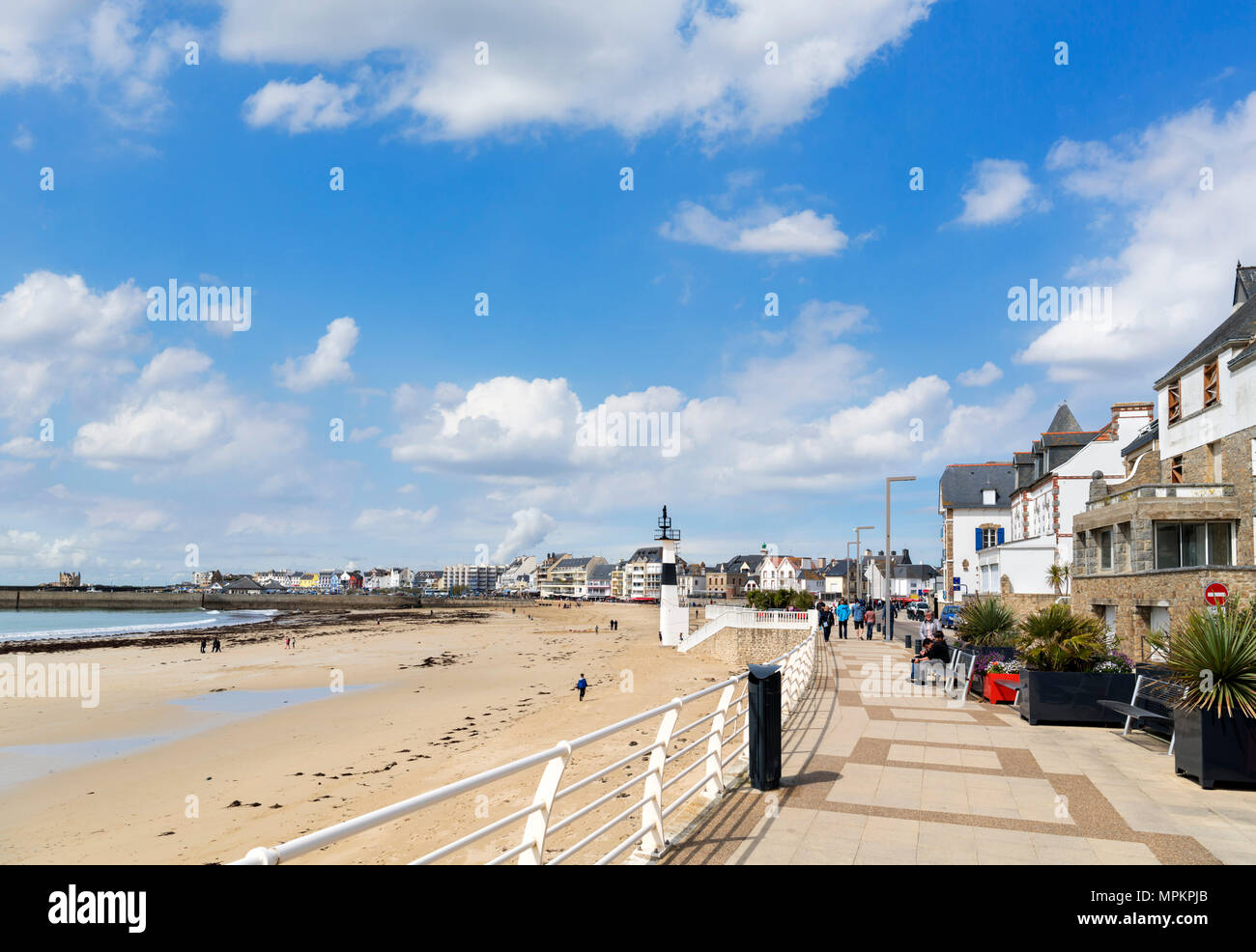 Der Strand und die Strandpromenade in Saint-Pierre-Quiberon, Bretagne, Frankreich Stockfoto