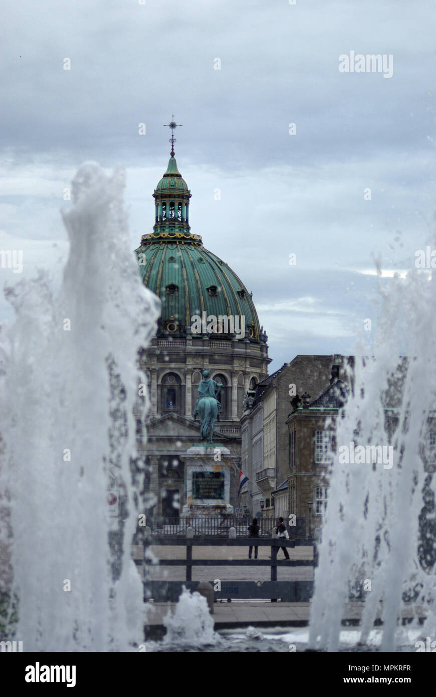 Reich verzierte Palast mit Springbrunnen und bewölkter Himmel, Amalienbort Palace, Kopenhagen, Dänemark Stockfoto