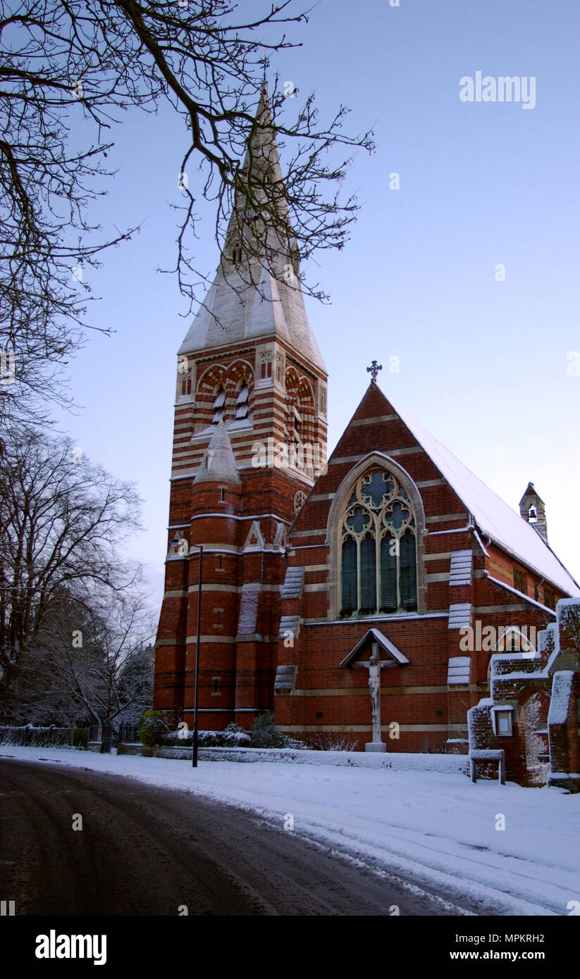 Red brick Victorian Kirche im Schnee, Maidenhead, England Stockfoto